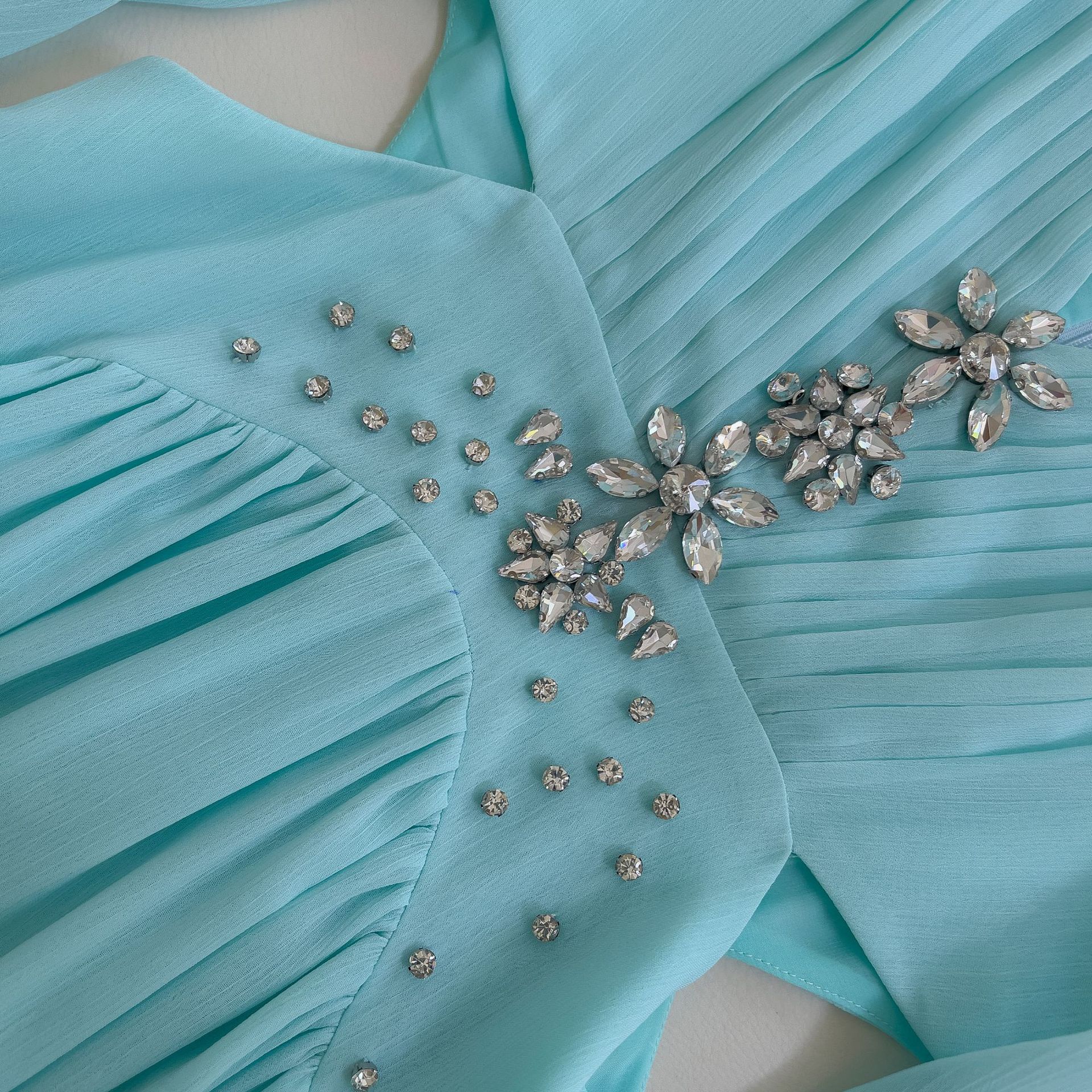 French sweet V-neck nail diamond long sleeved A-line skirt with feminine temperament, high waist hollow out slimming dress, summer fashion 69157 French sweet V-neck nail diamond long sleeved A-line skirt with feminine temperament, high waist hollow out slimming dress, summer fashion 69157