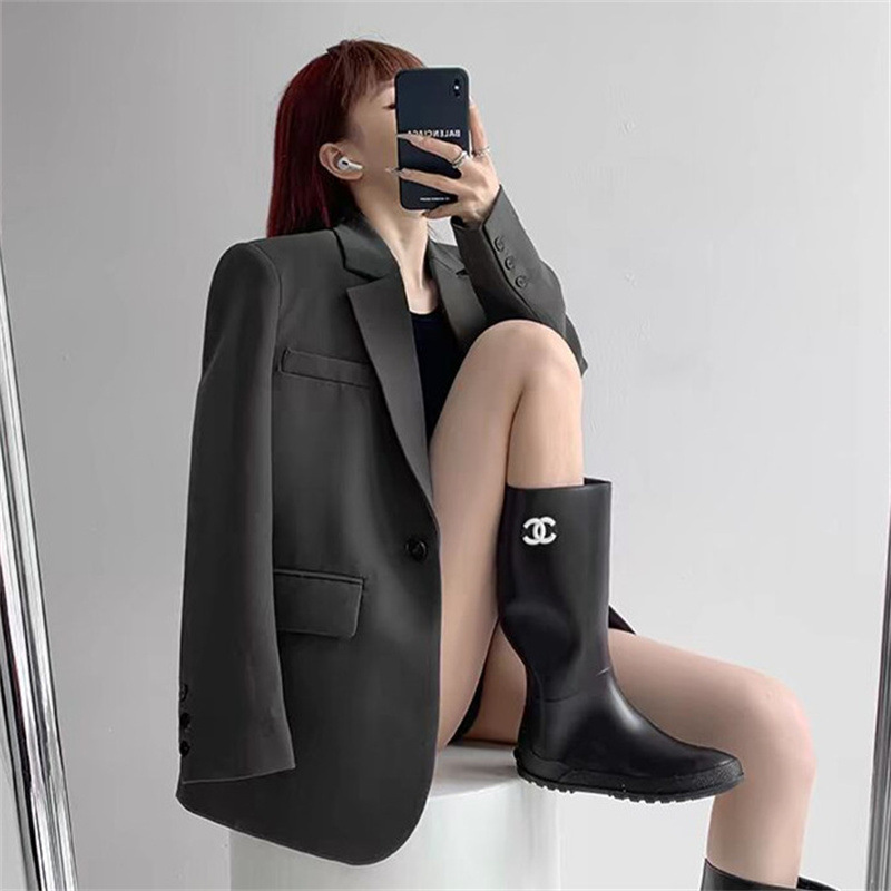 Grey small suit jacket for women in Spring and Autumn 2025, new small and high-end design, niche casual short suit Grey small suit jacket for women in Spring and Autumn 2025, new small and high-end design, niche casual short suit