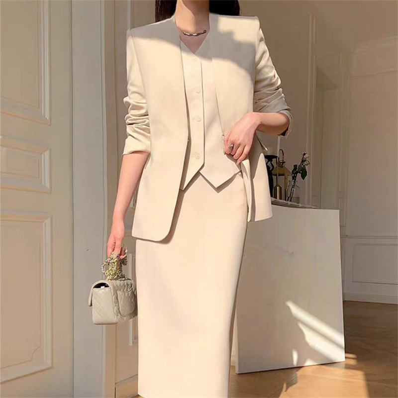 Large size suit set for women in spring and autumn, with a slim and loose fit, suitable for casual commuting, professional attire, and temperament. Two piece suit for women