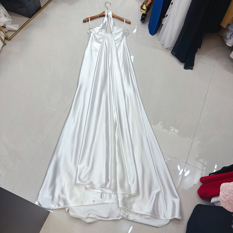 Thirteen Rows Vietnam's niche new high gloss satin silky smooth deep U-neck hanging neck skirt dress, gift skirt A2 # 8033 Thirteen Rows Vietnam's niche new high gloss satin silky smooth deep U-neck hanging neck skirt dress, gift skirt A2 # 8033