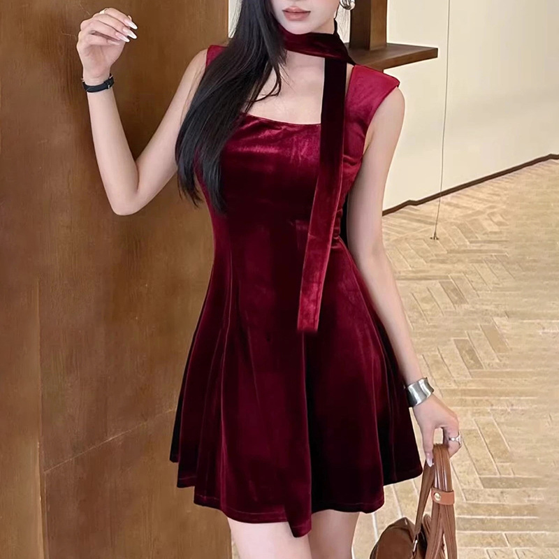 French socialite style velvet short skirt 2025 new sexy suspender waist cinching slimming ribbon hanging neck design dress