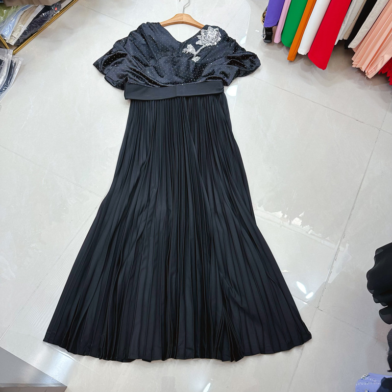 Thirteen line Australian niche V-neck bat sleeve loose embroidery flower waist fold dress long skirt C1 # 1913 Thirteen line Australian niche V-neck bat sleeve loose embroidery flower waist fold dress long skirt C1 # 1913