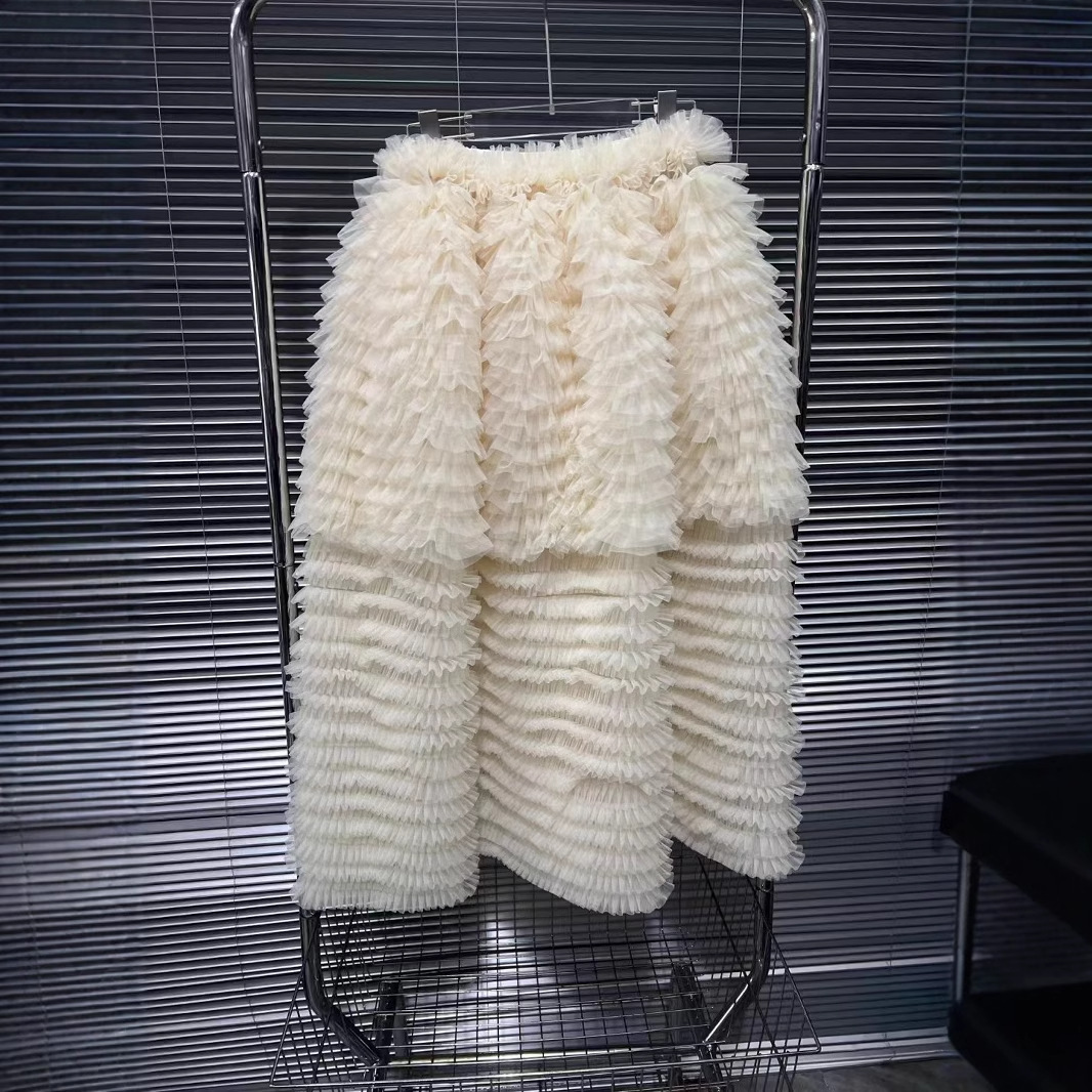 2025 early autumn new French retro design, niche cake skirt for women, high waist slimming and fluffy skirt, half body skirt for women