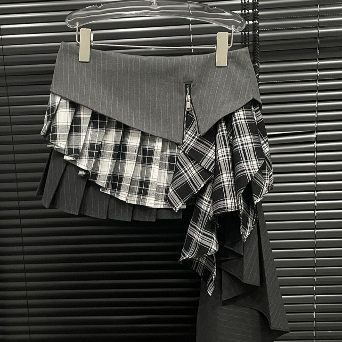 Irregular patchwork skirt for female niche design, American spicy girl plaid A-line skirt, high waist slimming versatile short skirt