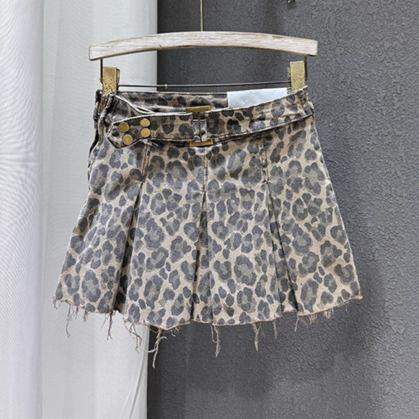 2025 summer new slim fit leopard print pleated denim skirt for spicy women, A-line hip hugging pleated short skirt