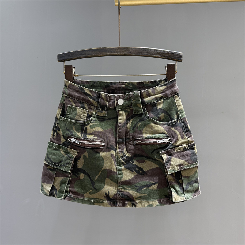 Retro camouflage green denim short skirt for women in summer 2025, high waisted and slim looking spicy girl A-line hip hugging skirt, workwear half skirt