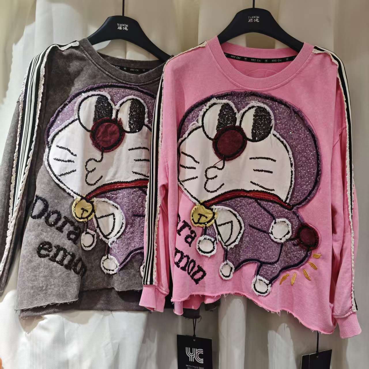 European and American trendy plus size loose and fashionable Dingdang cat bead patch fabric side striped round neck hoodie long sleeved women's top trendy