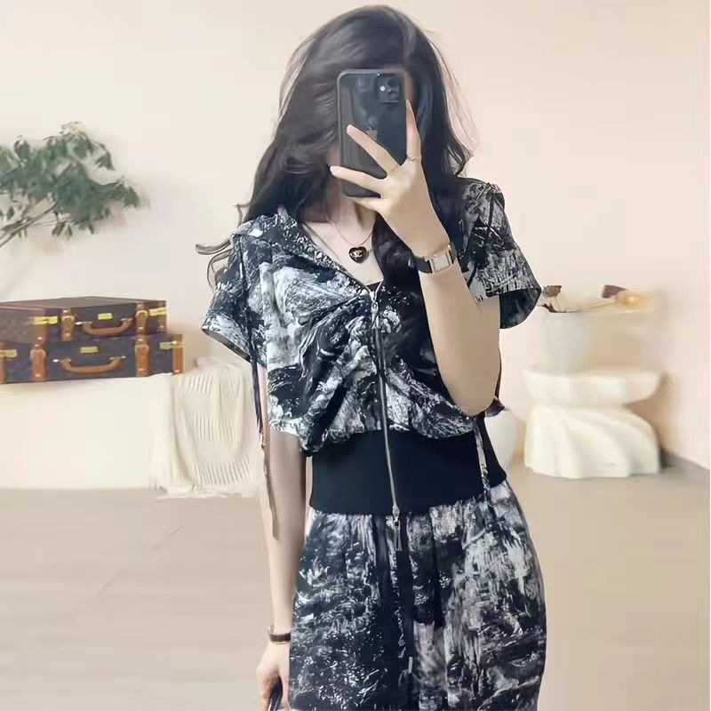 European Station Leisure Sports Fashion Set for Women's Summer 2024 New Collection of Cardigans, Short Sleeves, Western style Pants, Two piece Set Trendy European Station Leisure Sports Fashion Set for Women's Summer 2024 New Collection of Cardigans, Short Sleeves, Western style Pants, Two piece Set Trendy