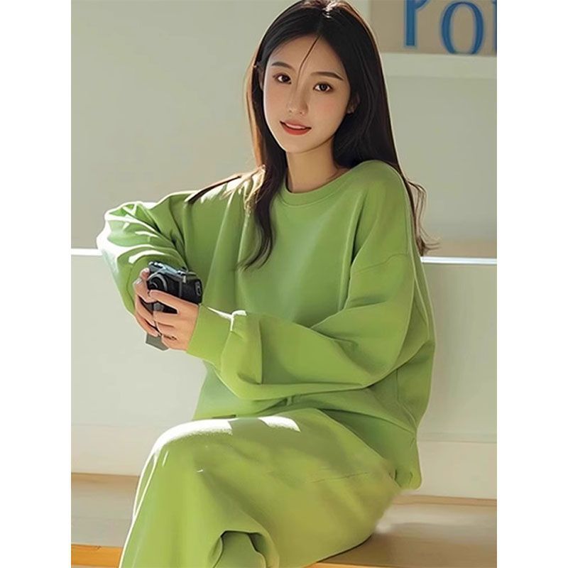 A set of high-end Korean style OOD outfit with a stylish and elegant early spring casual green hoodie set and pants A set of high-end Korean style OOD outfit with a stylish and elegant early spring casual green hoodie set and pants