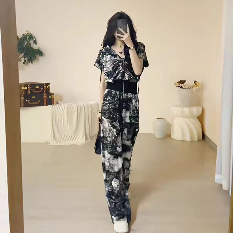 European Station Leisure Sports Fashion Set for Women's Summer 2024 New Collection of Cardigans, Short Sleeves, Western style Pants, Two piece Set Trendy European Station Leisure Sports Fashion Set for Women's Summer 2024 New Collection of Cardigans, Short Sleeves, Western style Pants, Two piece Set Trendy