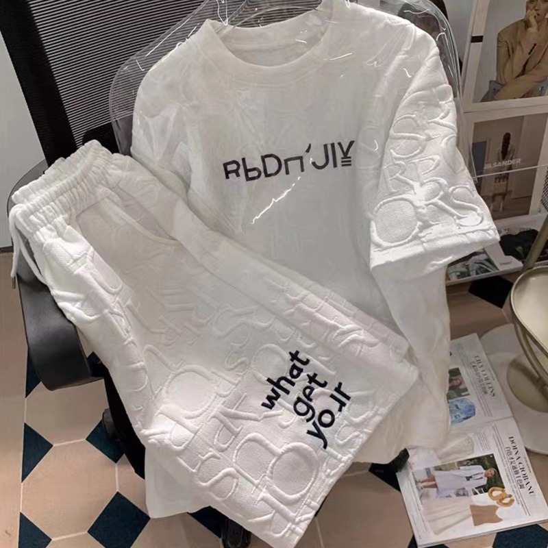 Advanced casual sports suit for women in summer, loose and fashionable temperament, age reducing short sleeved shorts, small two-piece set