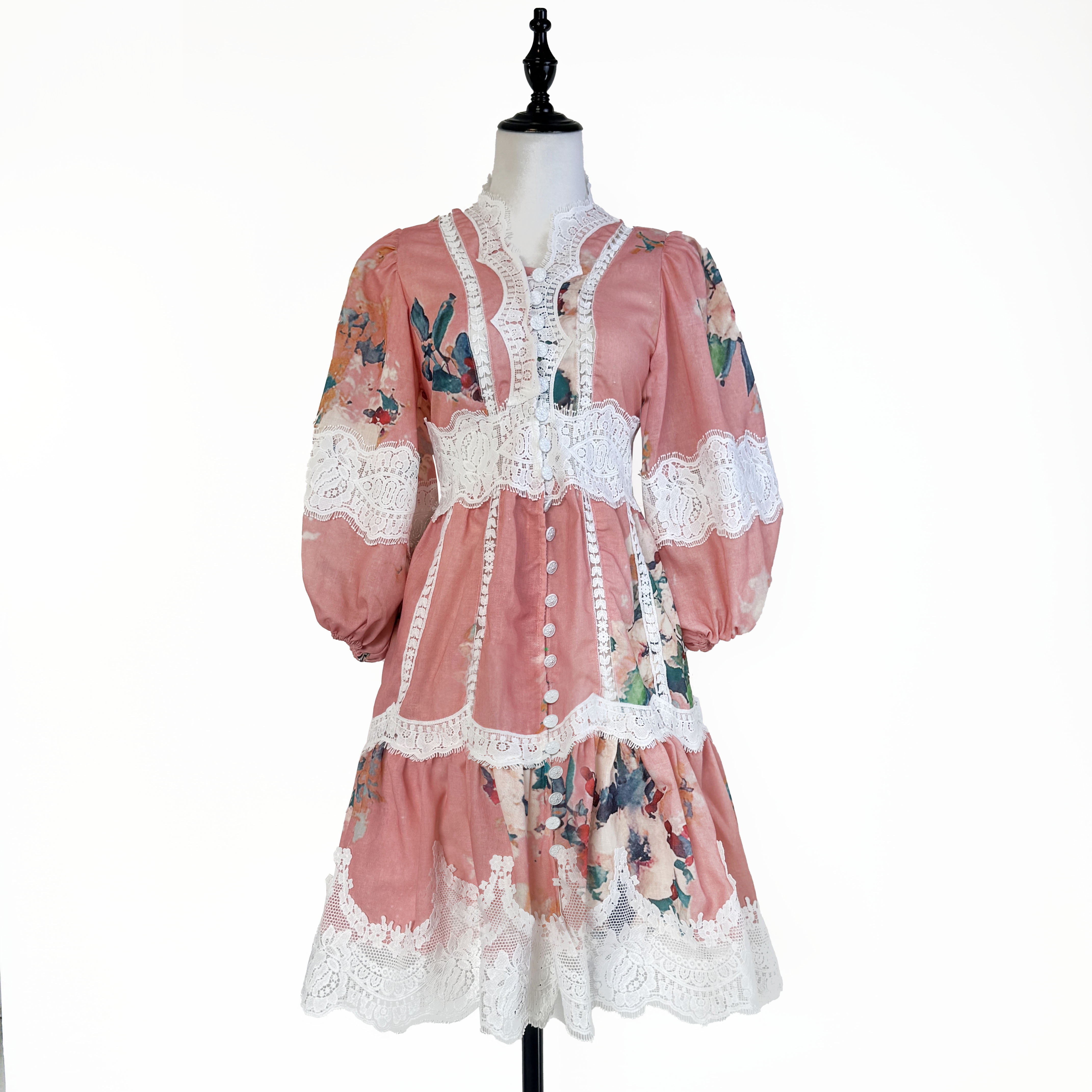 Realistic design sense: V-neck heavy industry splicing lace lace lantern sleeves, single breasted dress, waist cinching short skirt Realistic design sense: V-neck heavy industry splicing lace lace lantern sleeves, single breasted dress, waist cinching short skirt