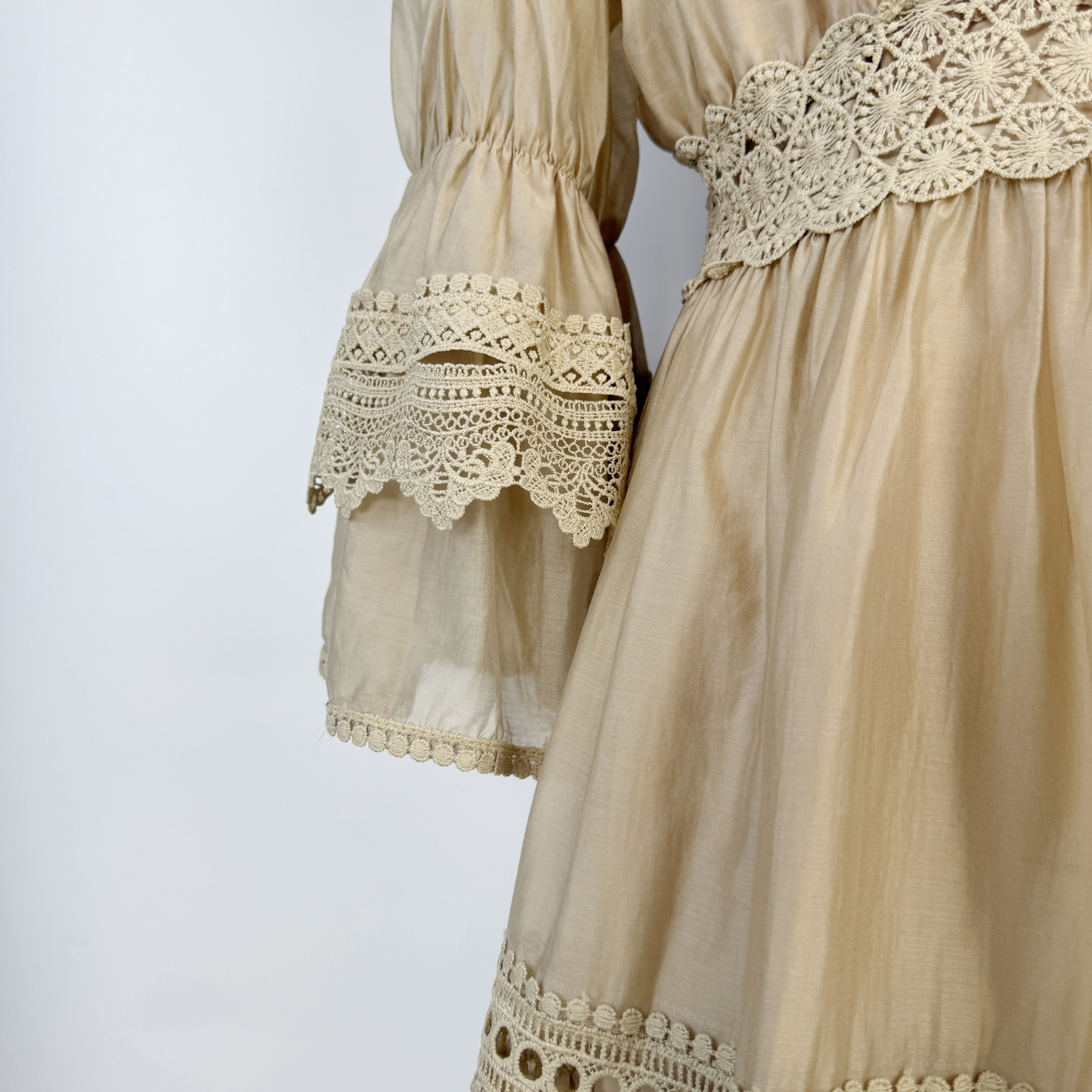 Realistic French style gentle and elegant dress with heavy hollowed out lace splicing, V-neck flared sleeve long skirt Realistic French style gentle and elegant dress with heavy hollowed out lace splicing, V-neck flared sleeve long skirt