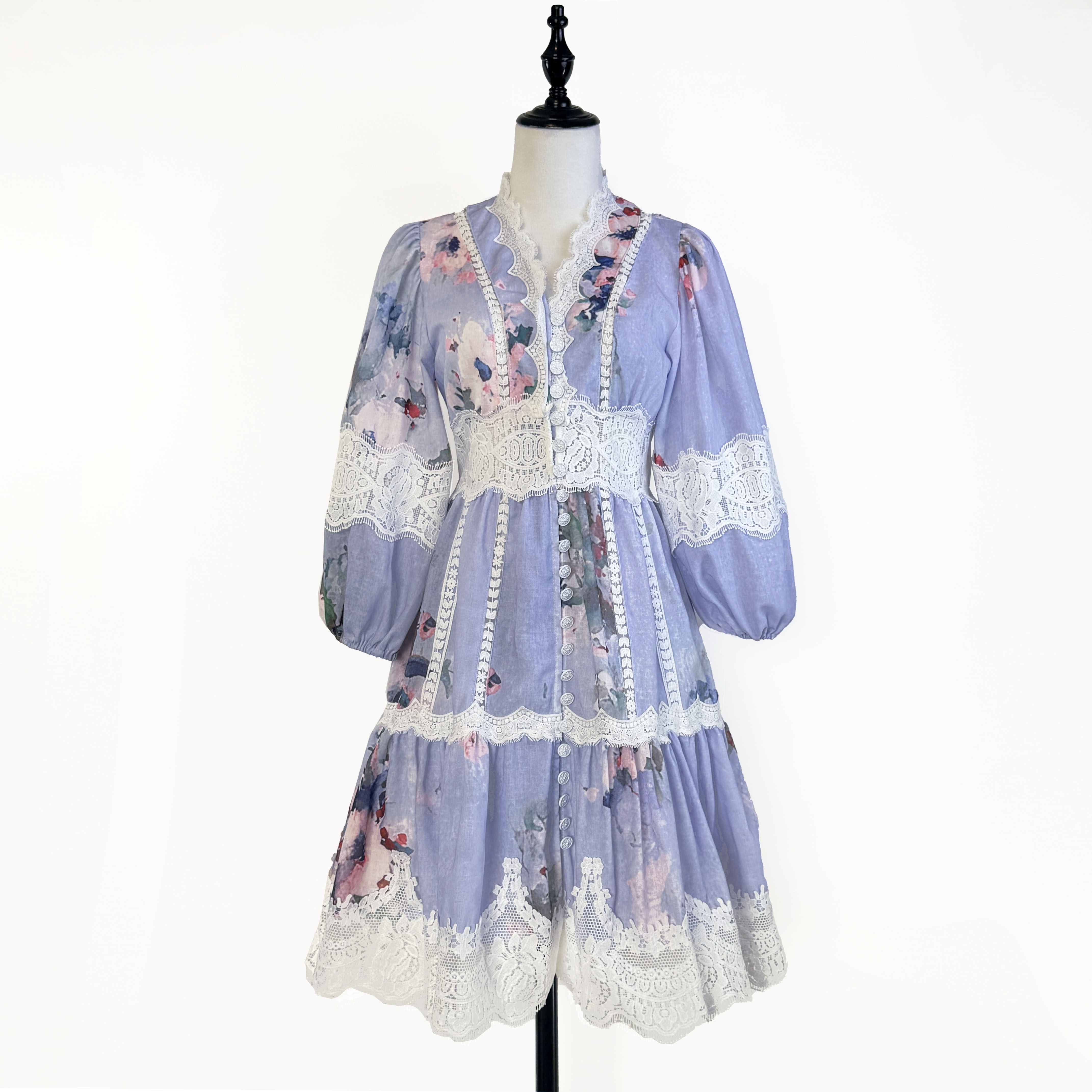 Realistic design sense: V-neck heavy industry splicing lace lace lantern sleeves, single breasted dress, waist cinching short skirt Realistic design sense: V-neck heavy industry splicing lace lace lantern sleeves, single breasted dress, waist cinching short skirt