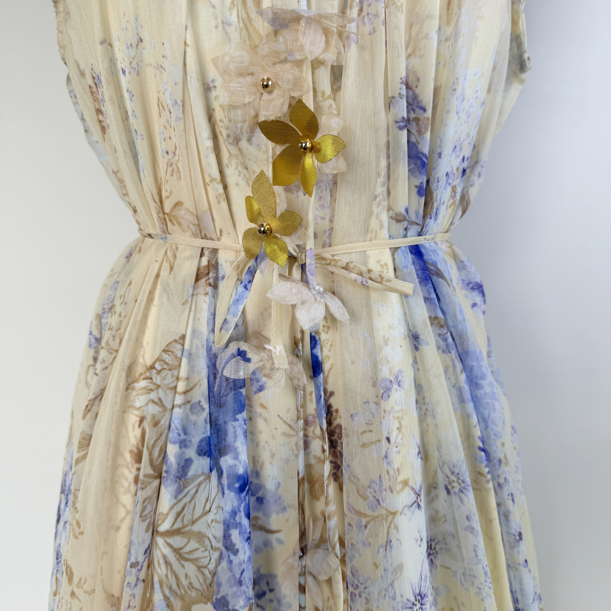 Real shot of a niche Australian Z family's lilac purple lace up waist, sleeveless flowing silk crepe dress, long skirt Real shot of a niche Australian Z family's lilac purple lace up waist, sleeveless flowing silk crepe dress, long skirt