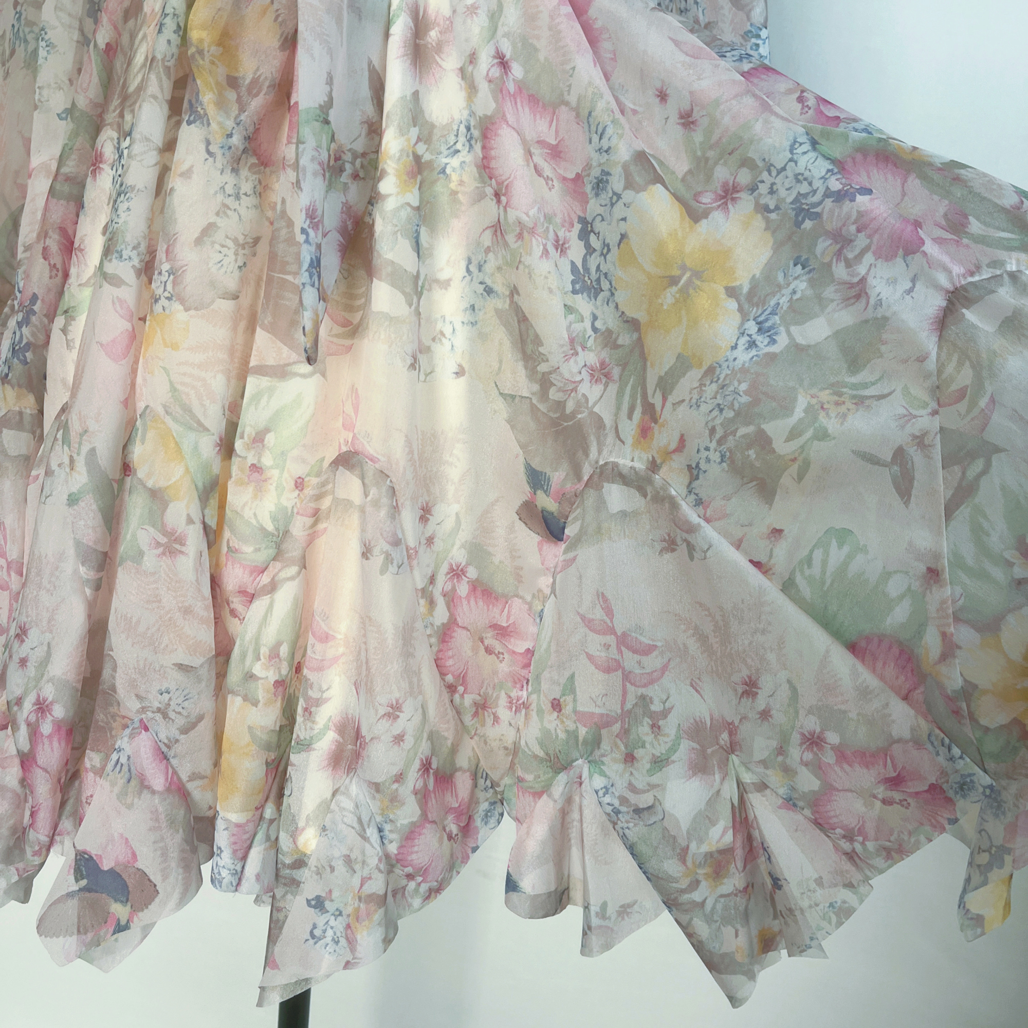 Real shot of Vietnam's niche design, printed single breasted petal long sleeved waist cinching beautiful dress, short skirt for women Real shot of Vietnam's niche design, printed single breasted petal long sleeved waist cinching beautiful dress, short skirt for women