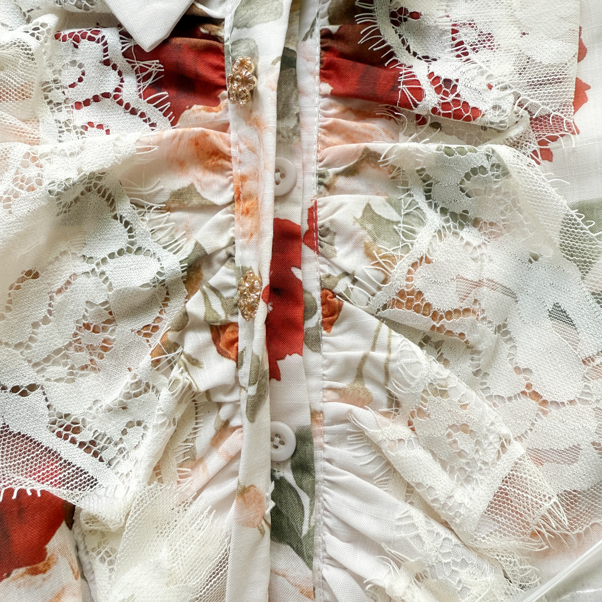 Realistic shooting of high-end Australian niche retro printed lapel lace patchwork shirt+pencil skirt set Realistic shooting of high-end Australian niche retro printed lapel lace patchwork shirt+pencil skirt set