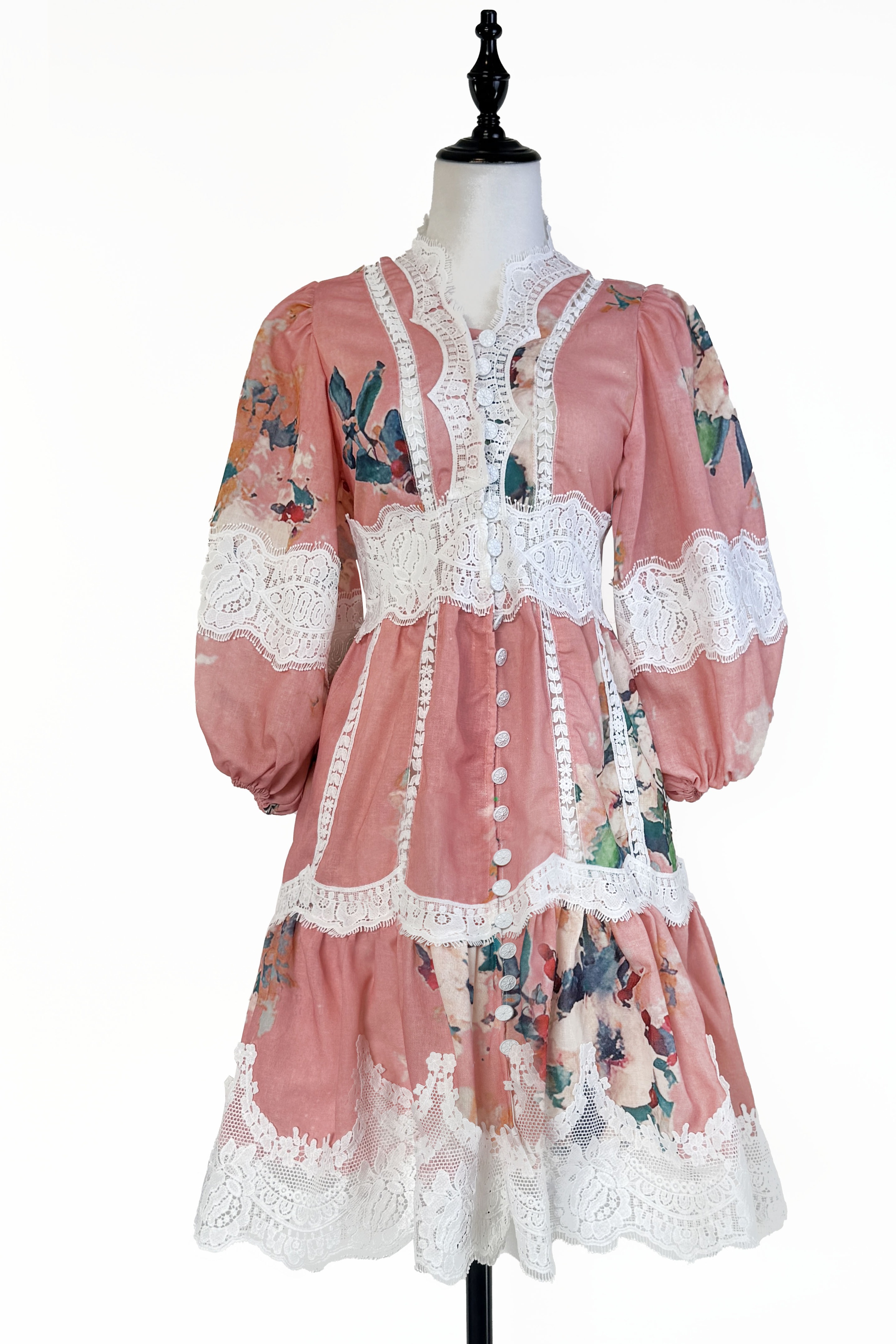 Realistic design sense: V-neck heavy industry splicing lace lace lantern sleeves, single breasted dress, waist cinching short skirt Realistic design sense: V-neck heavy industry splicing lace lace lantern sleeves, single breasted dress, waist cinching short skirt