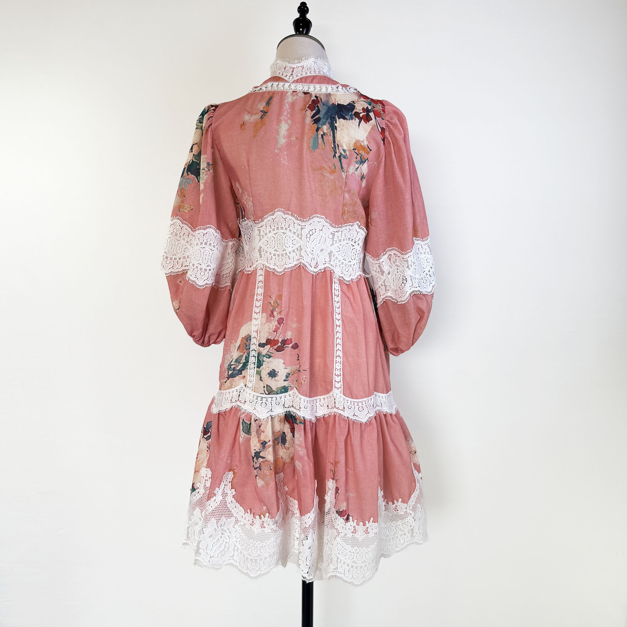 Realistic design sense: V-neck heavy industry splicing lace lace lantern sleeves, single breasted dress, waist cinching short skirt Realistic design sense: V-neck heavy industry splicing lace lace lantern sleeves, single breasted dress, waist cinching short skirt