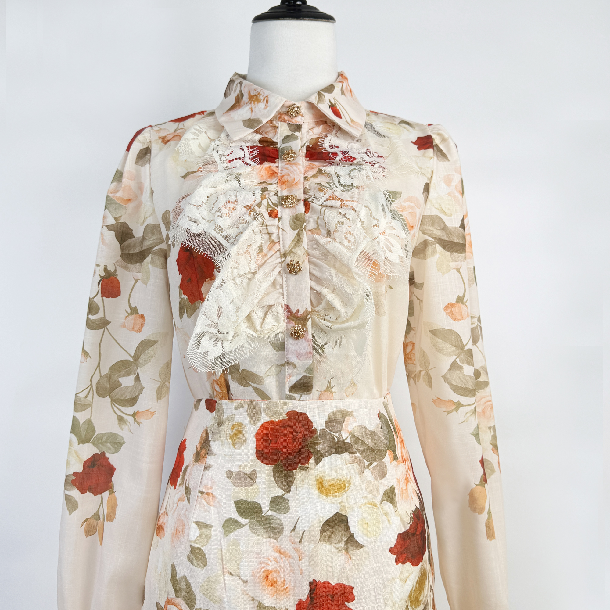 Realistic shooting of high-end Australian niche retro printed lapel lace patchwork shirt+pencil skirt set Realistic shooting of high-end Australian niche retro printed lapel lace patchwork shirt+pencil skirt set