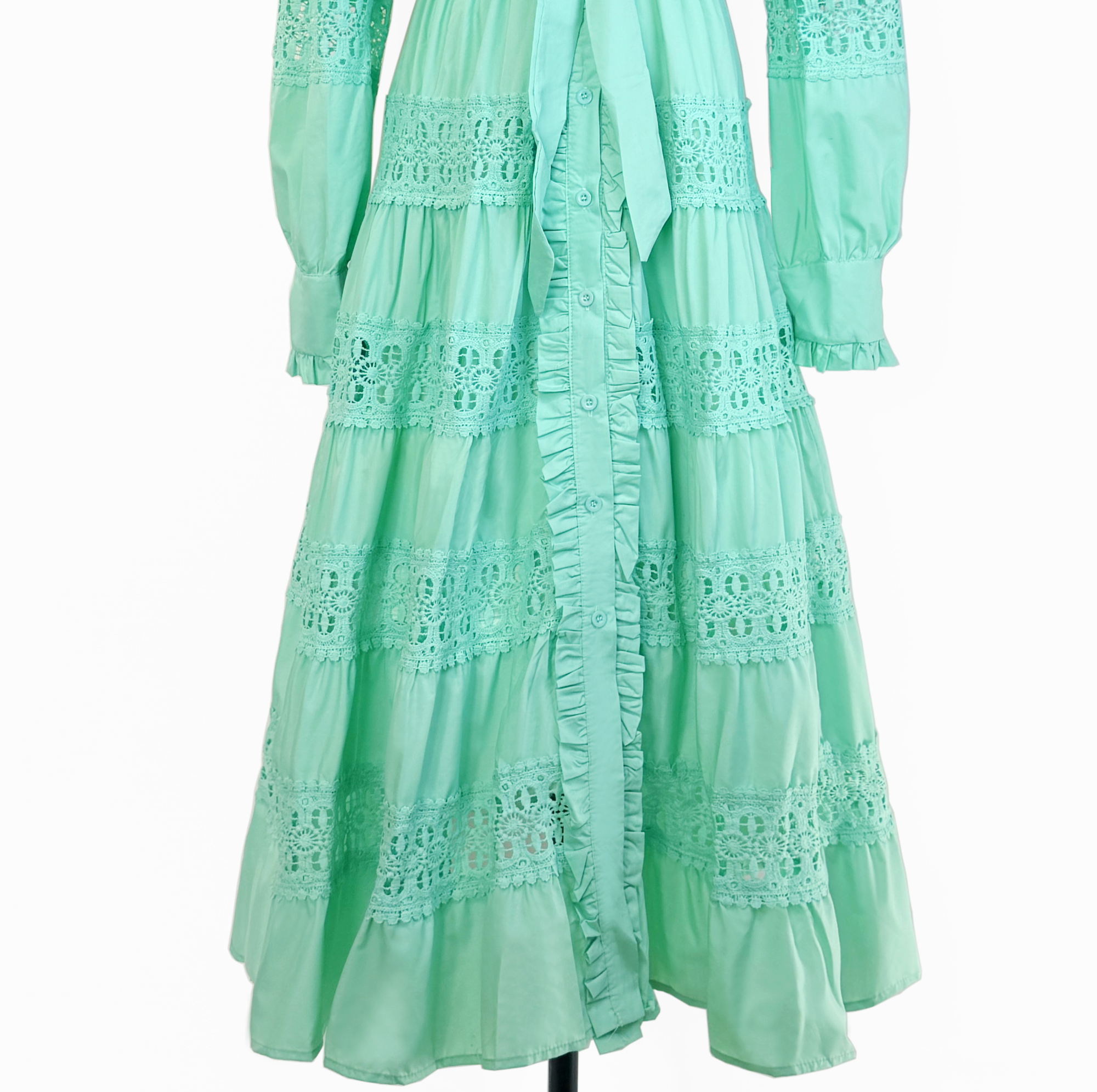 Real shot French autumn and winter women's dress with stand up collar, black fungus edge, single breasted button, large swing, waist cinching and lace up dress Real shot French autumn and winter women's dress with stand up collar, black fungus edge, single breasted button, large swing, waist cinching and lace up dress