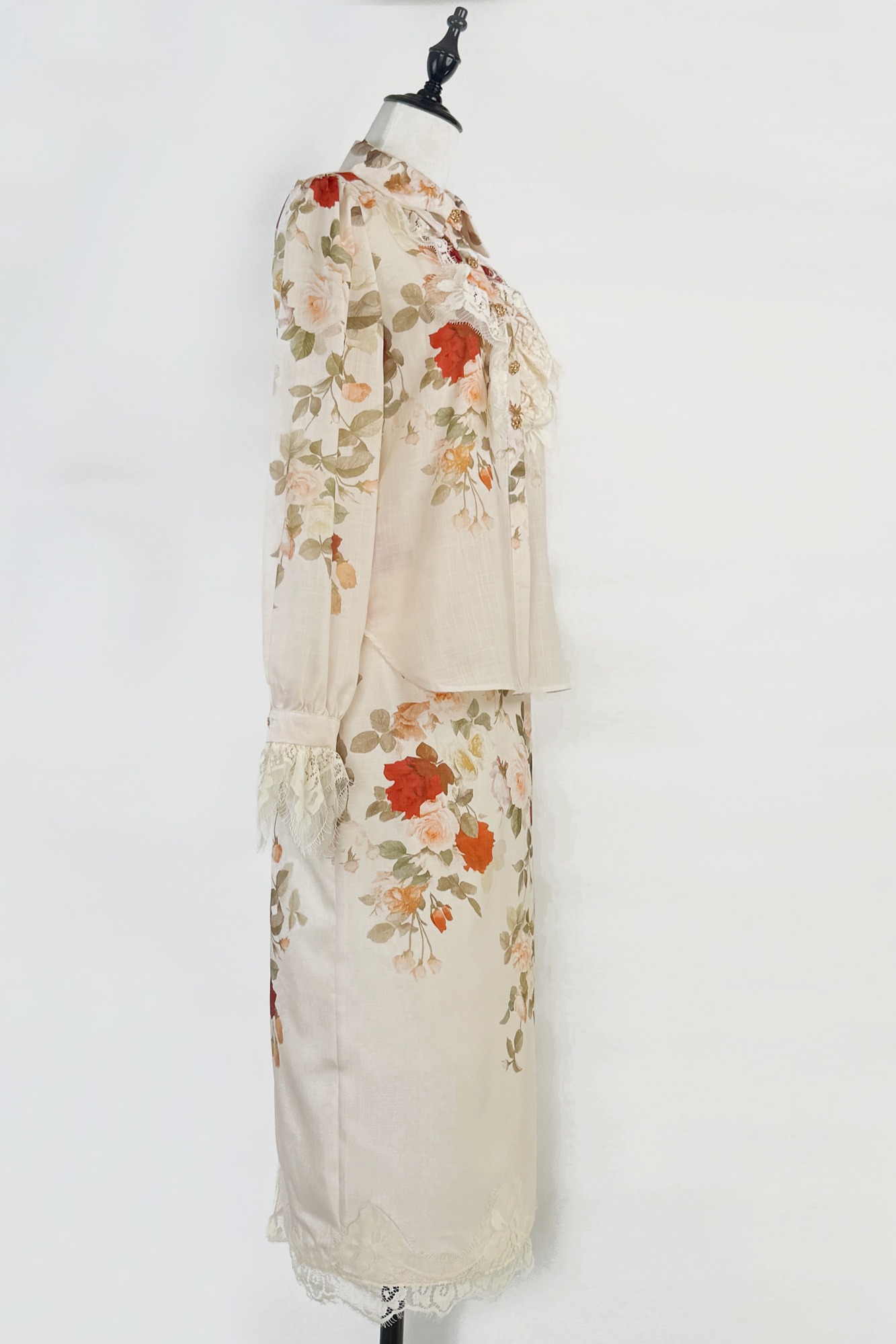 Realistic shooting of high-end Australian niche retro printed lapel lace patchwork shirt+pencil skirt set Realistic shooting of high-end Australian niche retro printed lapel lace patchwork shirt+pencil skirt set