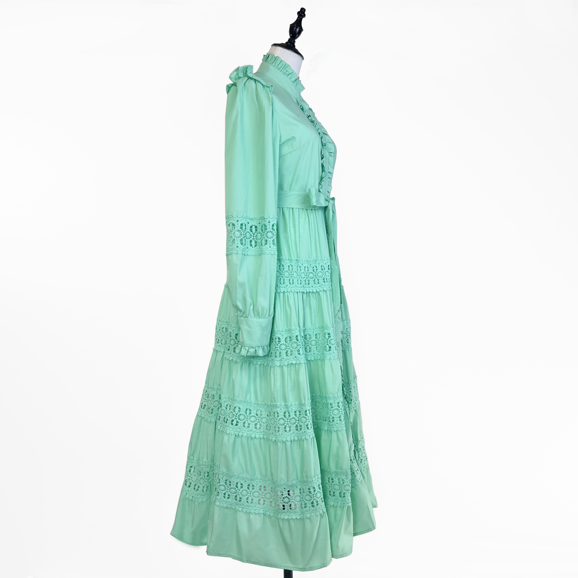 Real shot French autumn and winter women's dress with stand up collar, black fungus edge, single breasted button, large swing, waist cinching and lace up dress Real shot French autumn and winter women's dress with stand up collar, black fungus edge, single breasted button, large swing, waist cinching and lace up dress