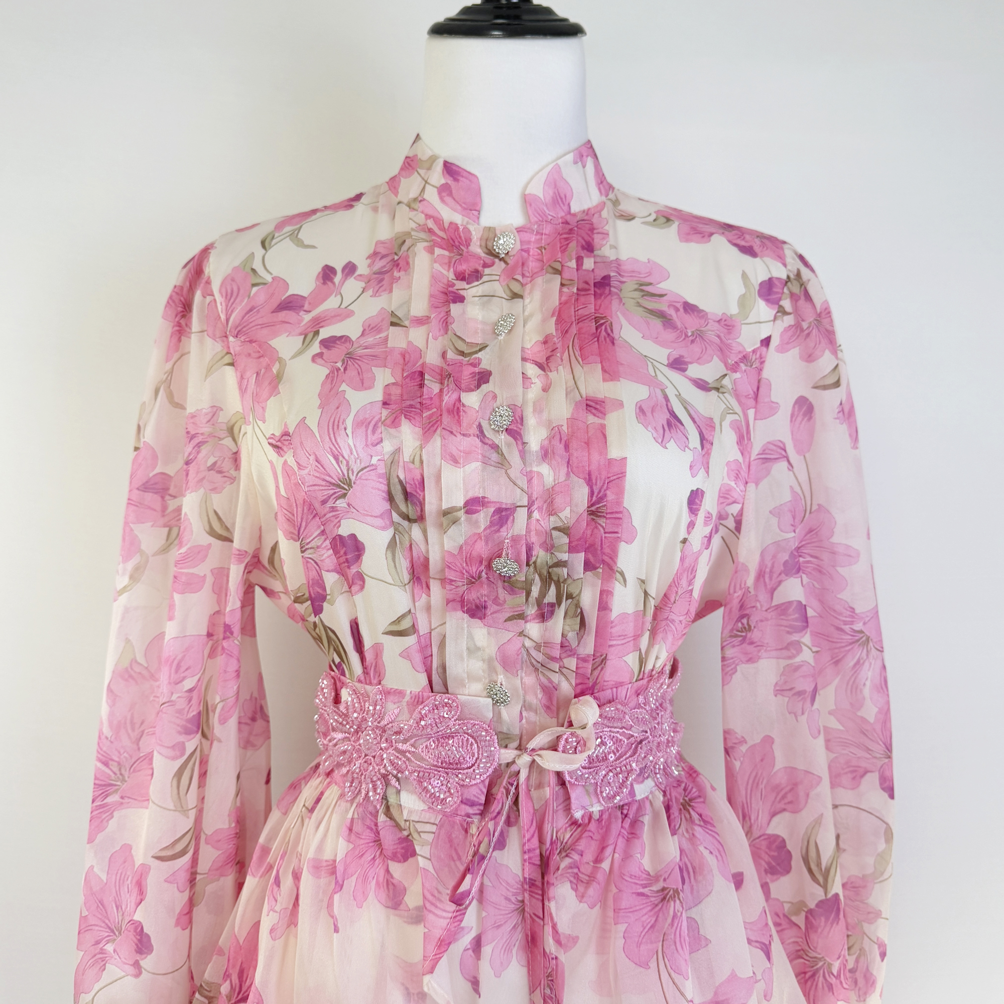 Real time shooting of fresh and sweet palace style long dress, summer new round neck button embroidered printed waist cinching dress Real time shooting of fresh and sweet palace style long dress, summer new round neck button embroidered printed waist cinching dress