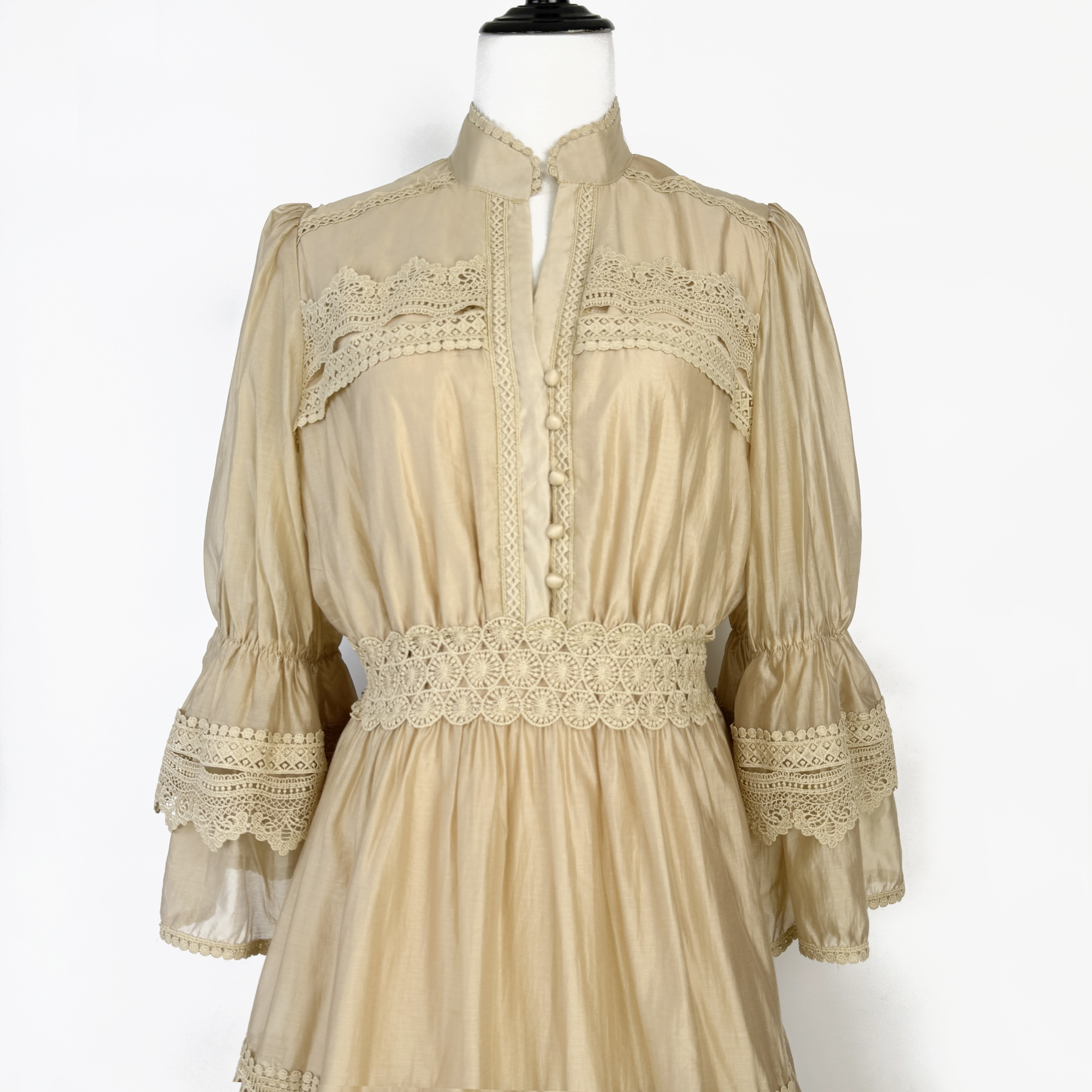 Realistic French style gentle and elegant dress with heavy hollowed out lace splicing, V-neck flared sleeve long skirt Realistic French style gentle and elegant dress with heavy hollowed out lace splicing, V-neck flared sleeve long skirt