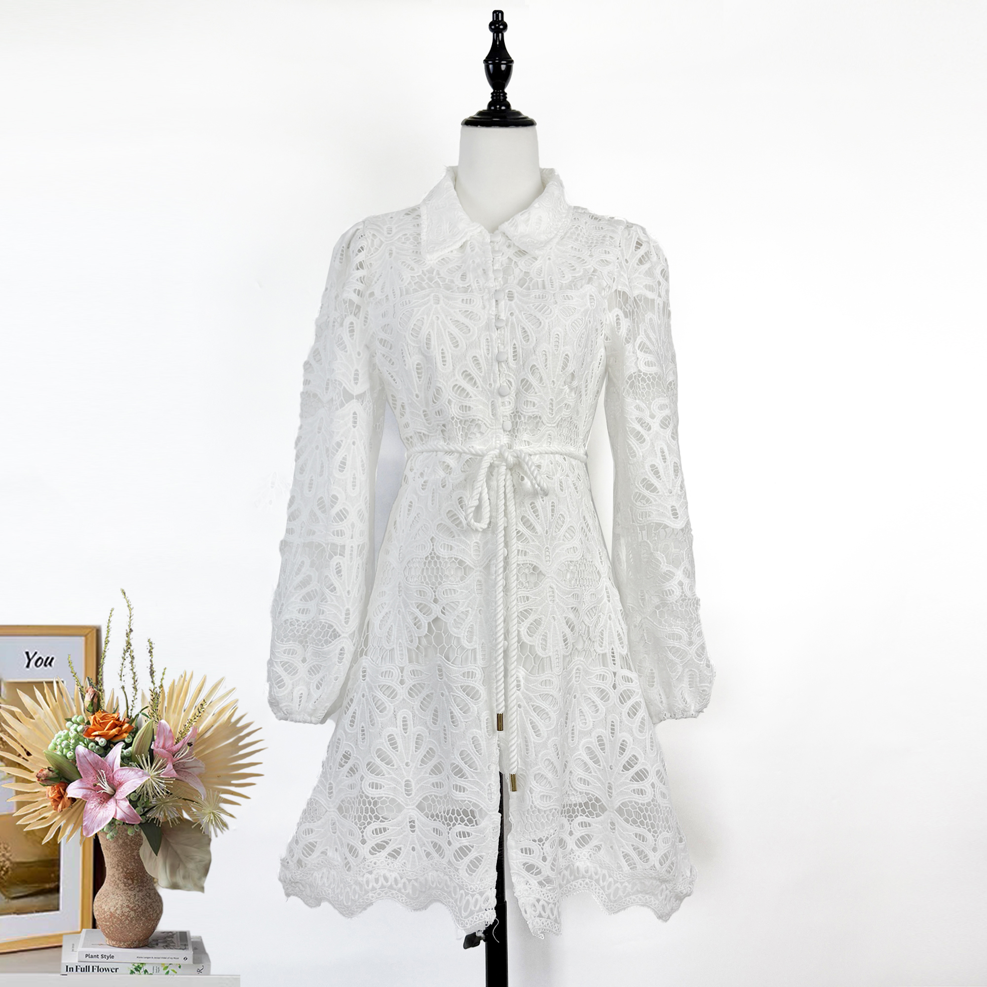 Realistic shooting of European and American style women's clothing 2026 early spring new long sleeved waist cinched dress with lace hook and flower single breasted slim fit