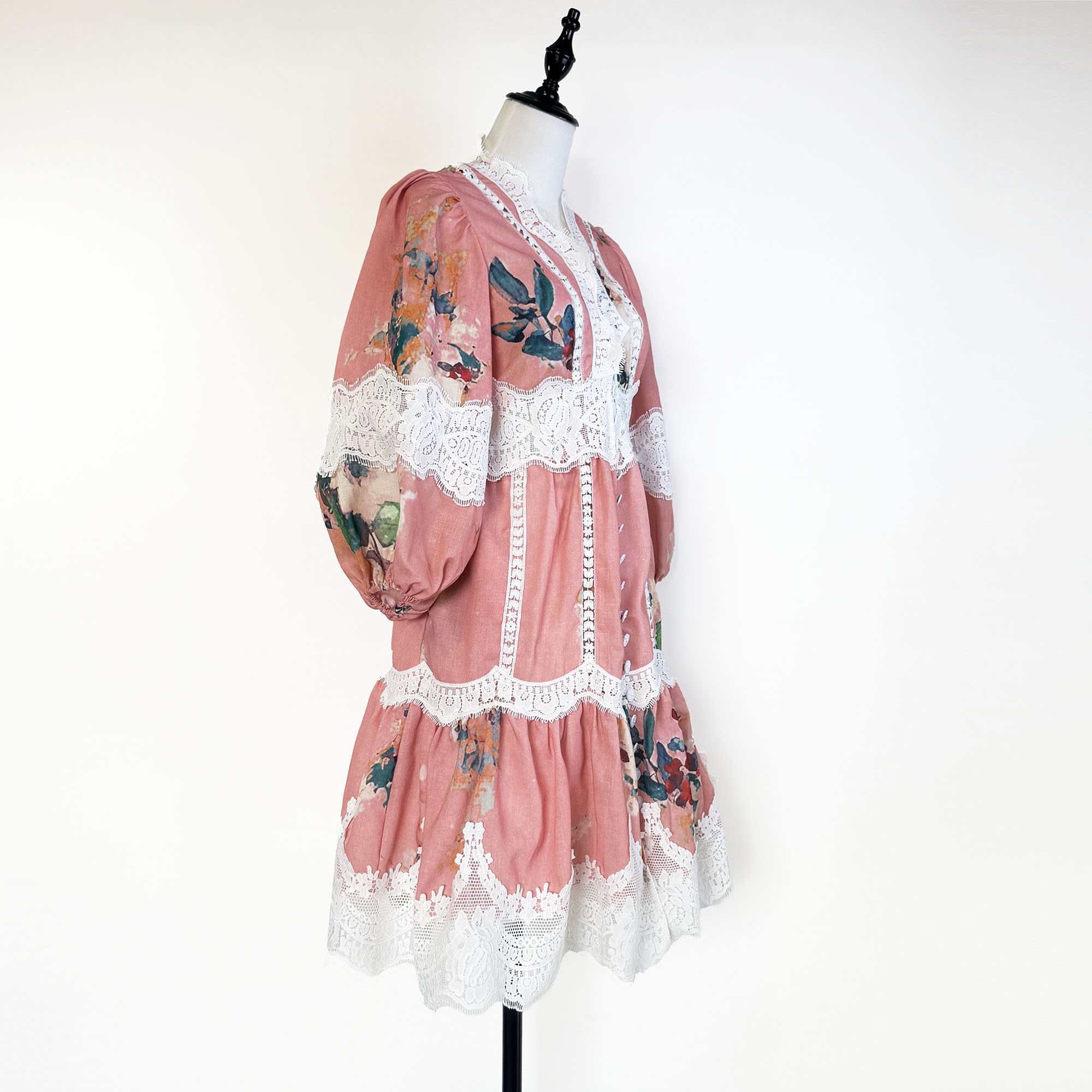 Realistic design sense: V-neck heavy industry splicing lace lace lantern sleeves, single breasted dress, waist cinching short skirt Realistic design sense: V-neck heavy industry splicing lace lace lantern sleeves, single breasted dress, waist cinching short skirt