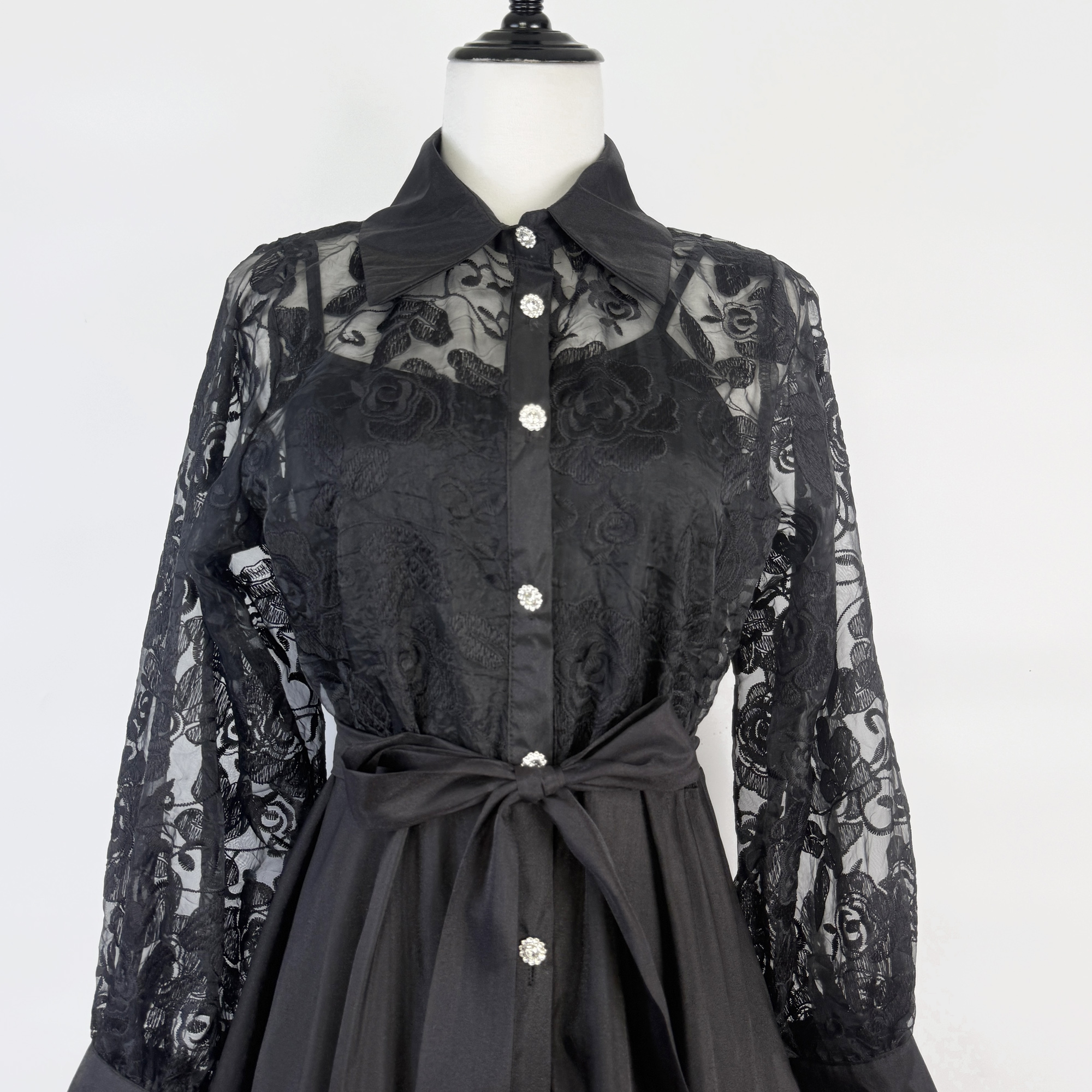 Real shot French retro lace embroidered lapel lantern sleeve dress with single breasted button and waist cinching for slimming effect, big swing skirt Real shot French retro lace embroidered lapel lantern sleeve dress with single breasted button and waist cinching for slimming effect, big swing skirt