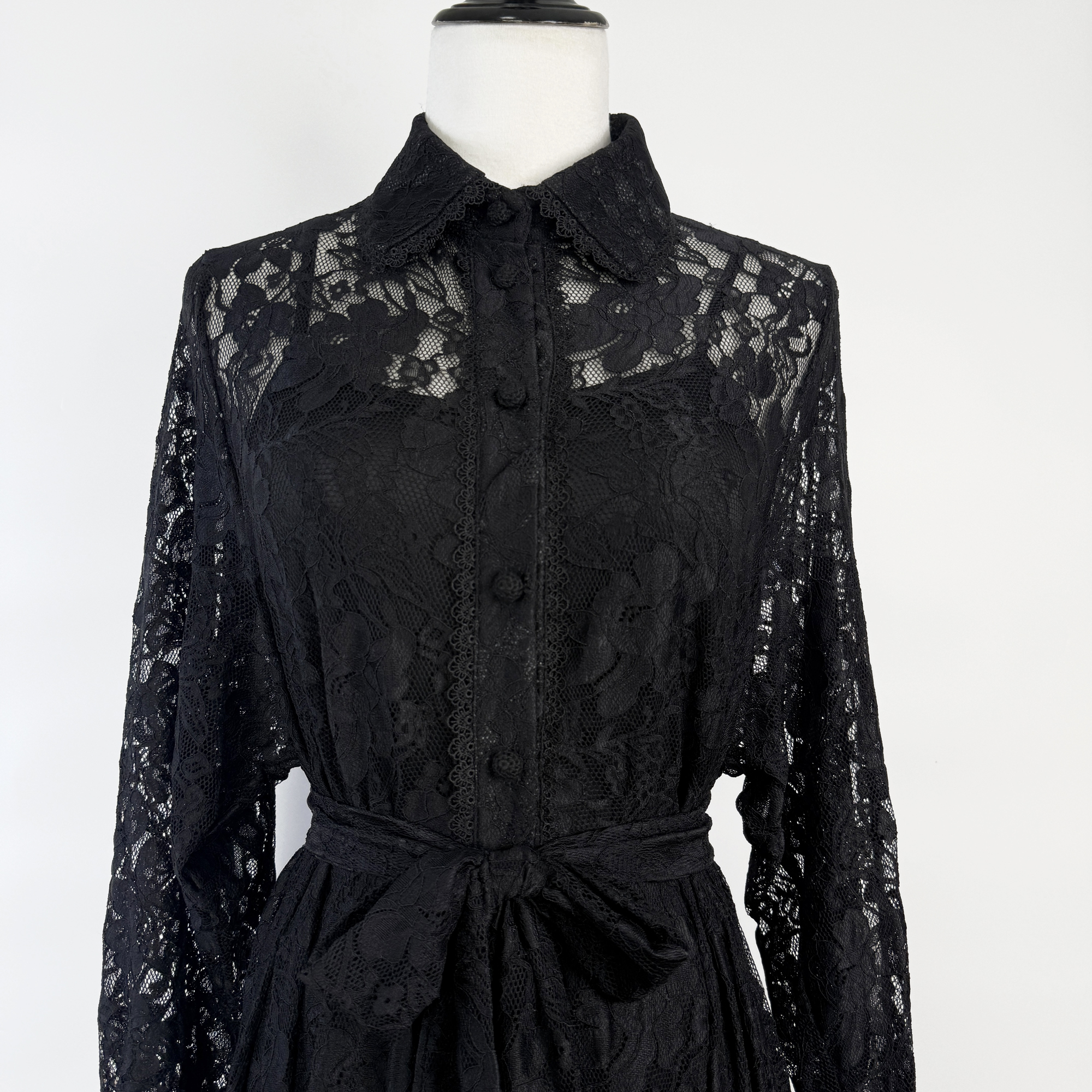 Real shot of 2-color elegant ladylike lantern sleeves with a high-end feel, solid color lace dress with single breasted buckle and waist cinching tie Real shot of 2-color elegant ladylike lantern sleeves with a high-end feel, solid color lace dress with single breasted buckle and waist cinching tie