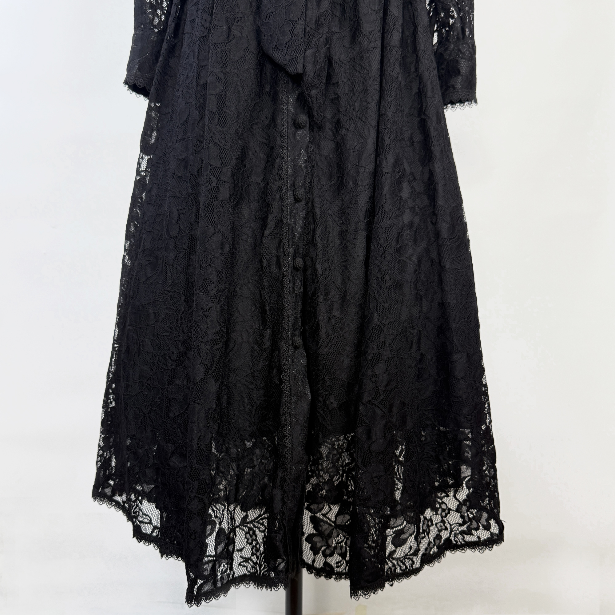 Real shot of 2-color elegant ladylike lantern sleeves with a high-end feel, solid color lace dress with single breasted buckle and waist cinching tie Real shot of 2-color elegant ladylike lantern sleeves with a high-end feel, solid color lace dress with single breasted buckle and waist cinching tie