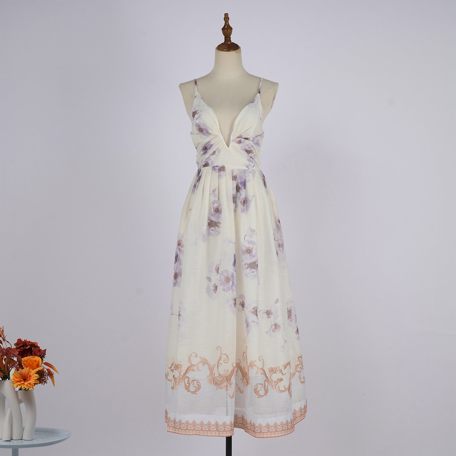 Real time shooting of linen, silk, blue floral pattern, V-neck, medium to long suspender dress