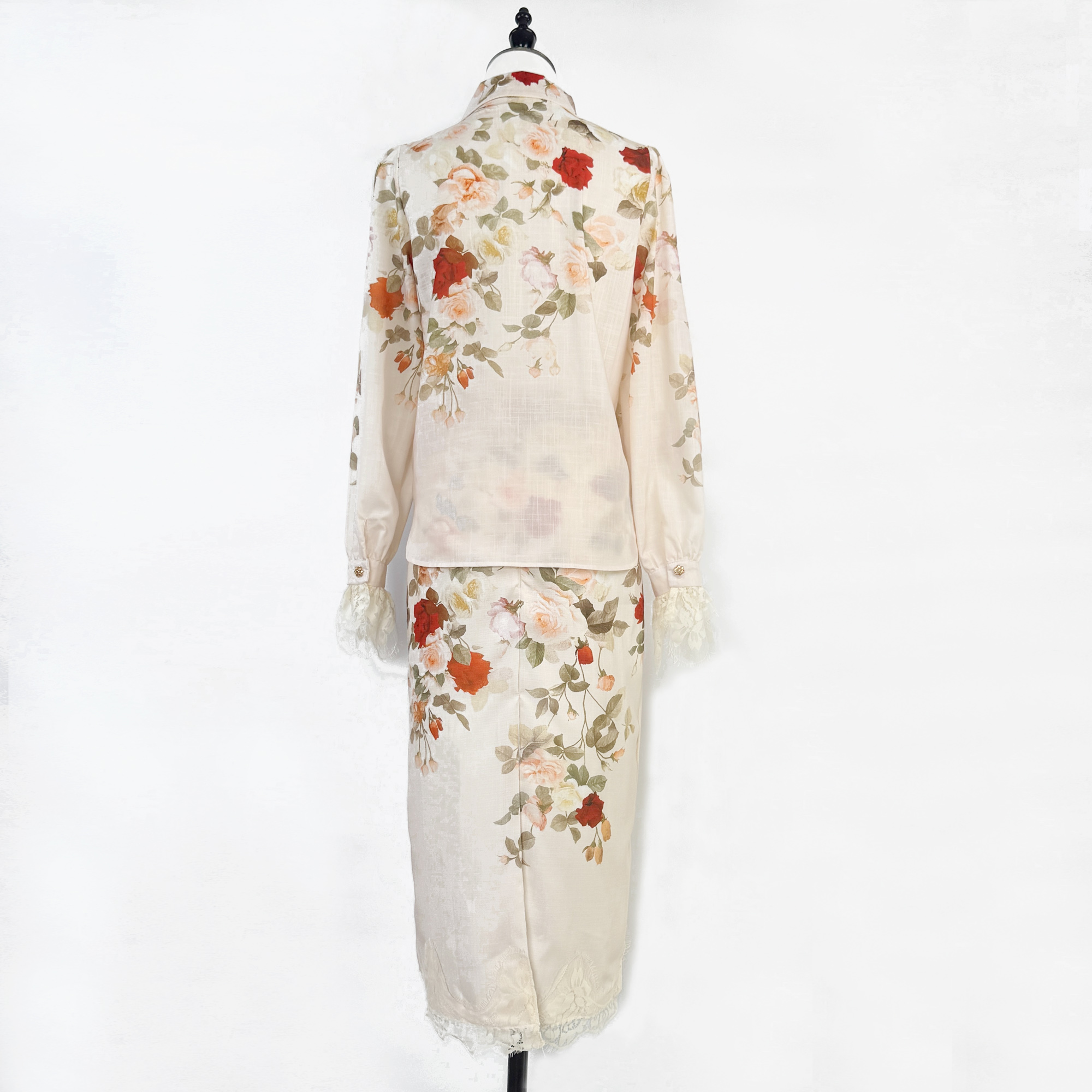 Realistic shooting of high-end Australian niche retro printed lapel lace patchwork shirt+pencil skirt set Realistic shooting of high-end Australian niche retro printed lapel lace patchwork shirt+pencil skirt set