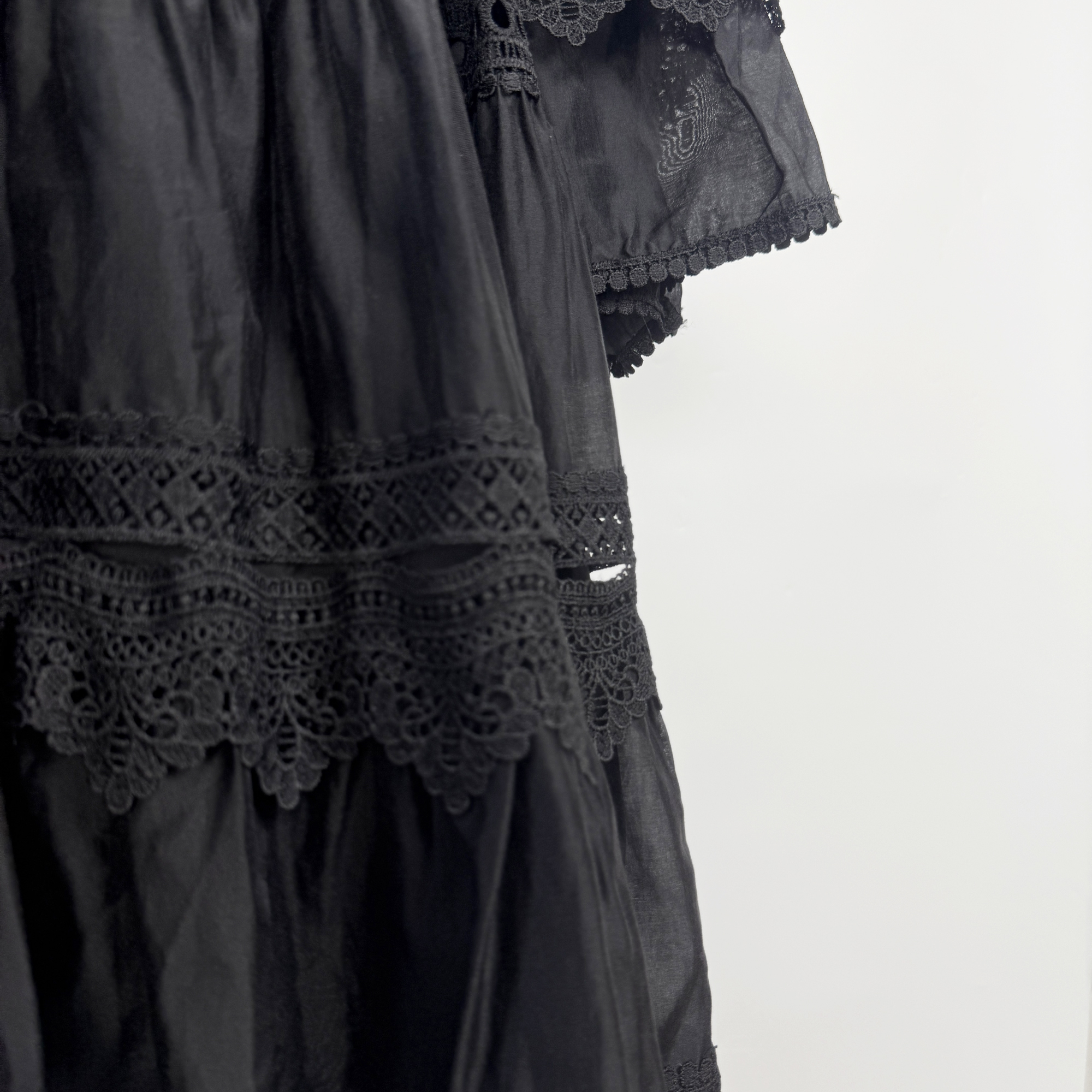 Realistic shooting of French elegant early autumn flared sleeves with heavy embroidery and hollow out vacation style dress, short lace skirt Realistic shooting of French elegant early autumn flared sleeves with heavy embroidery and hollow out vacation style dress, short lace skirt