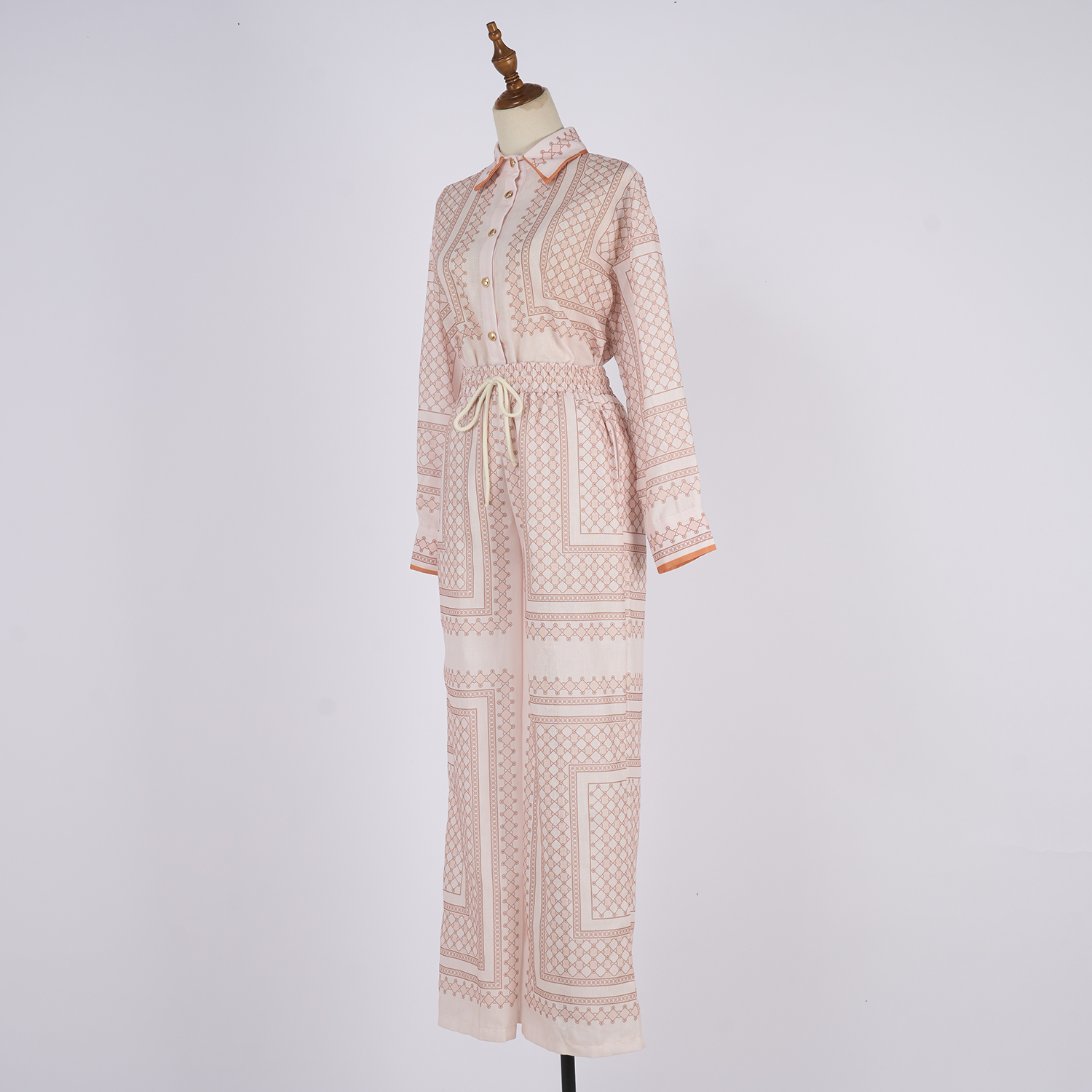 Realistic shooting of 2025 autumn new ramie cream colored geometric printed pattern slim fit shirt set Realistic shooting of 2025 autumn new ramie cream colored geometric printed pattern slim fit shirt set