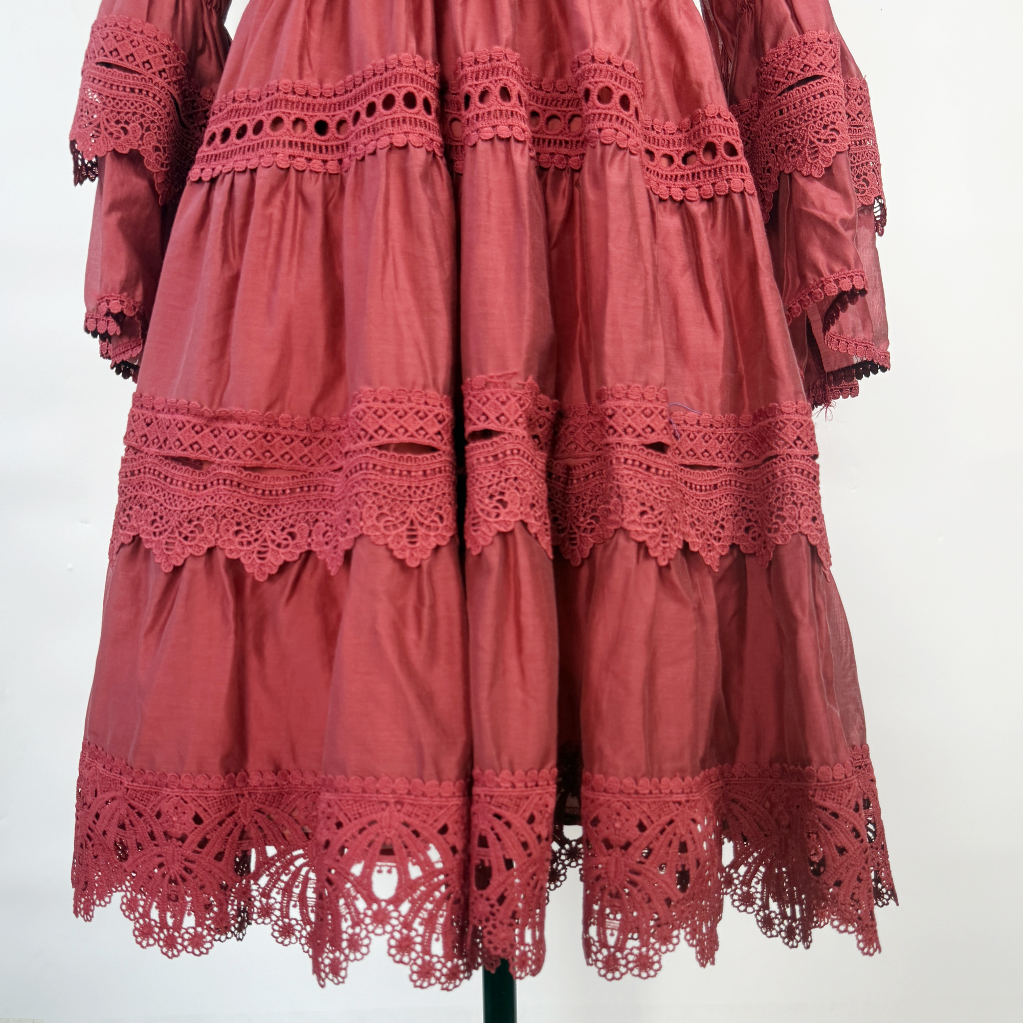 Real time shooting of palace style dress with heavy-duty hollowed out lace splicing, slim fit French flared sleeves, high-end dress Real time shooting of palace style dress with heavy-duty hollowed out lace splicing, slim fit French flared sleeves, high-end dress