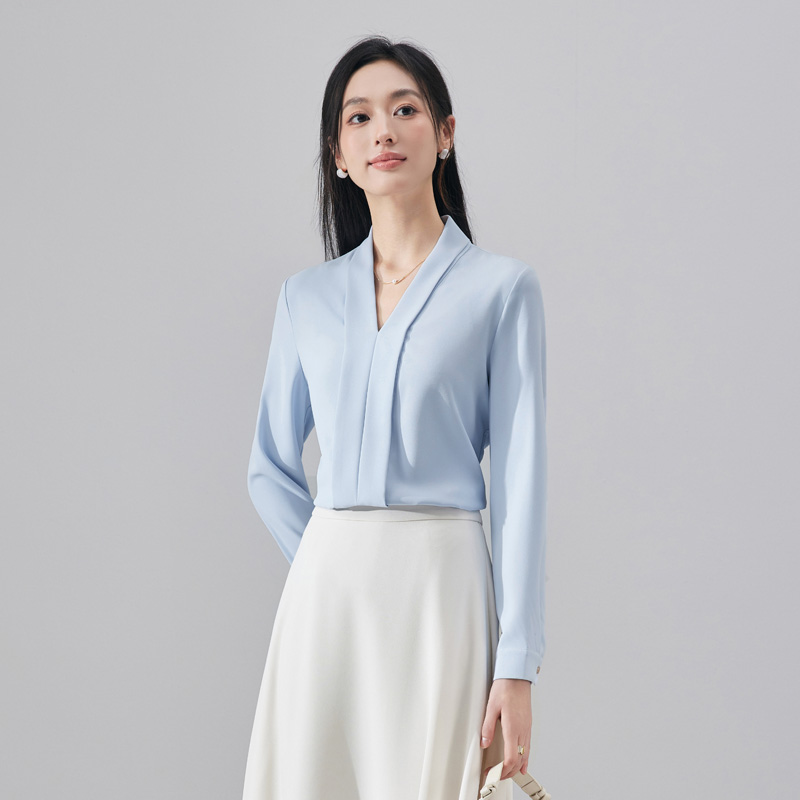 Fashionable, simple and versatile chiffon shirt for women in early autumn 2025, with a sense of niche temperament, suitable for commuting and wearing a V-neck shirt Fashionable, simple and versatile chiffon shirt for women in early autumn 2025, with a sense of niche temperament, suitable for commuting and wearing a V-neck shirt