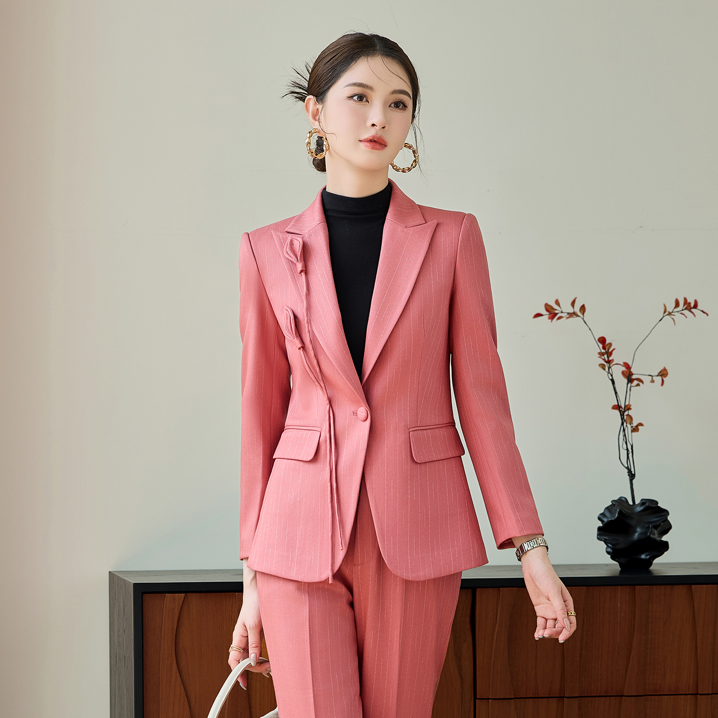 Unique design, high-end suit jacket, women's 2025 early autumn new style, simple and capable temperament, commuting suit set