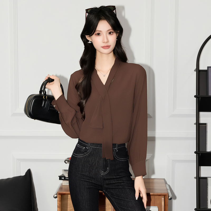 Temperament V-neck ribbon shirt for women in autumn 2025, new casual and versatile OL fashion, simple and stylish long sleeved shirt