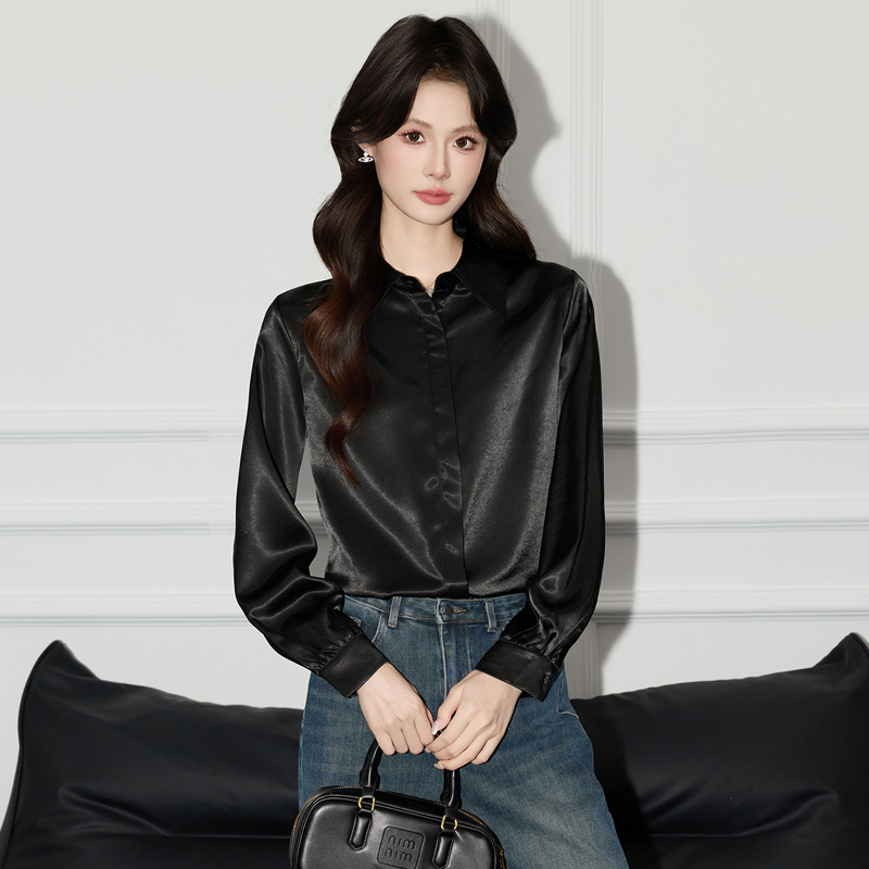 Casual and versatile black shirt for women in early autumn 2025, fashionable and simple temperament, top design sense, commuting shirt Casual and versatile black shirt for women in early autumn 2025, fashionable and simple temperament, top design sense, commuting shirt