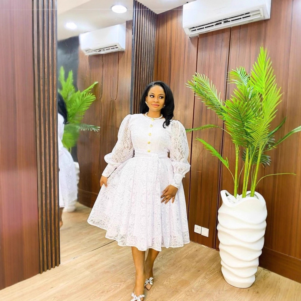 European and American plus size women's white lace bubble long sleeved dress with cinched waist for slimming effect, mid length style, A-line skirt