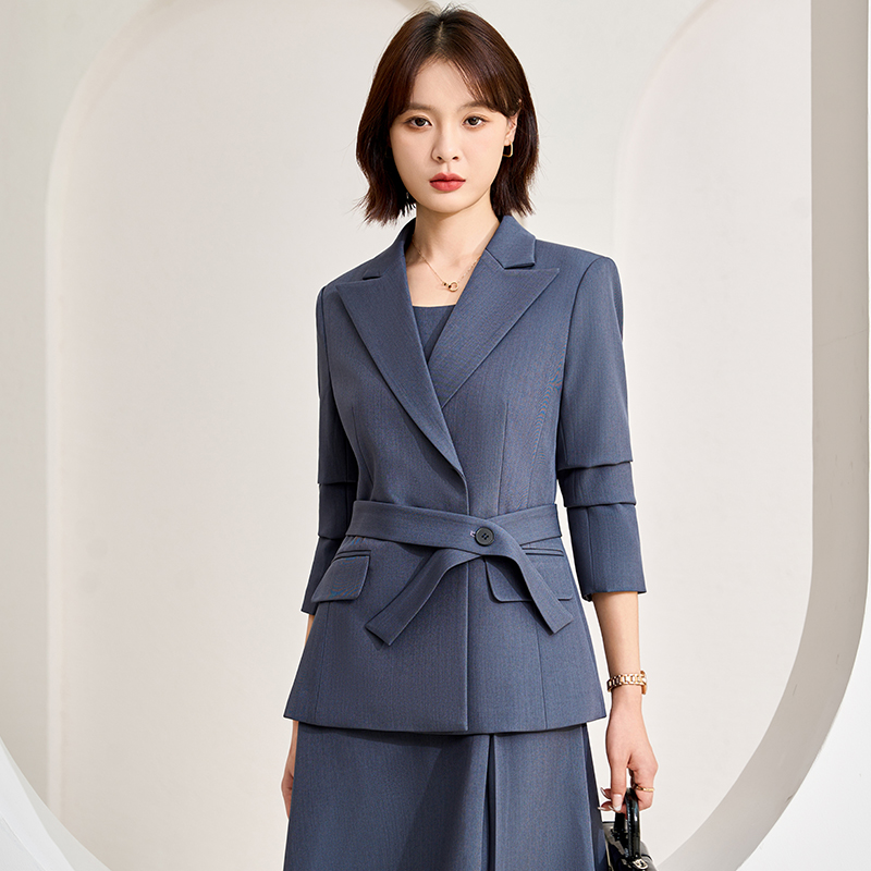 Strap up waist slimming gray suit for women in the autumn of 2025, with a sense of luxury, professional work clothes, commuting suits