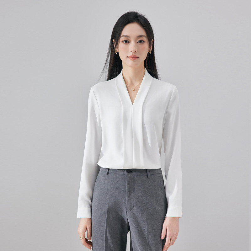 Fashionable, simple and versatile chiffon shirt for women in early autumn 2025, with a sense of niche temperament, suitable for commuting and wearing a V-neck shirt Fashionable, simple and versatile chiffon shirt for women in early autumn 2025, with a sense of niche temperament, suitable for commuting and wearing a V-neck shirt