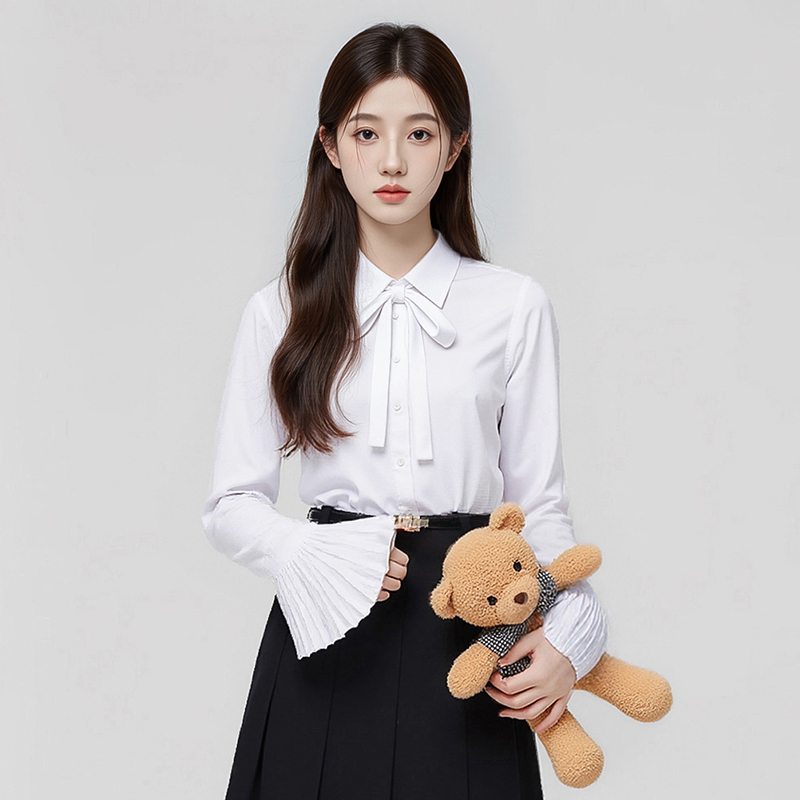 Xiaoxiangfeng temperament casual white shirt for women in early autumn 2025, with a niche and versatile design sense, a lace up shirt, and a small shirt