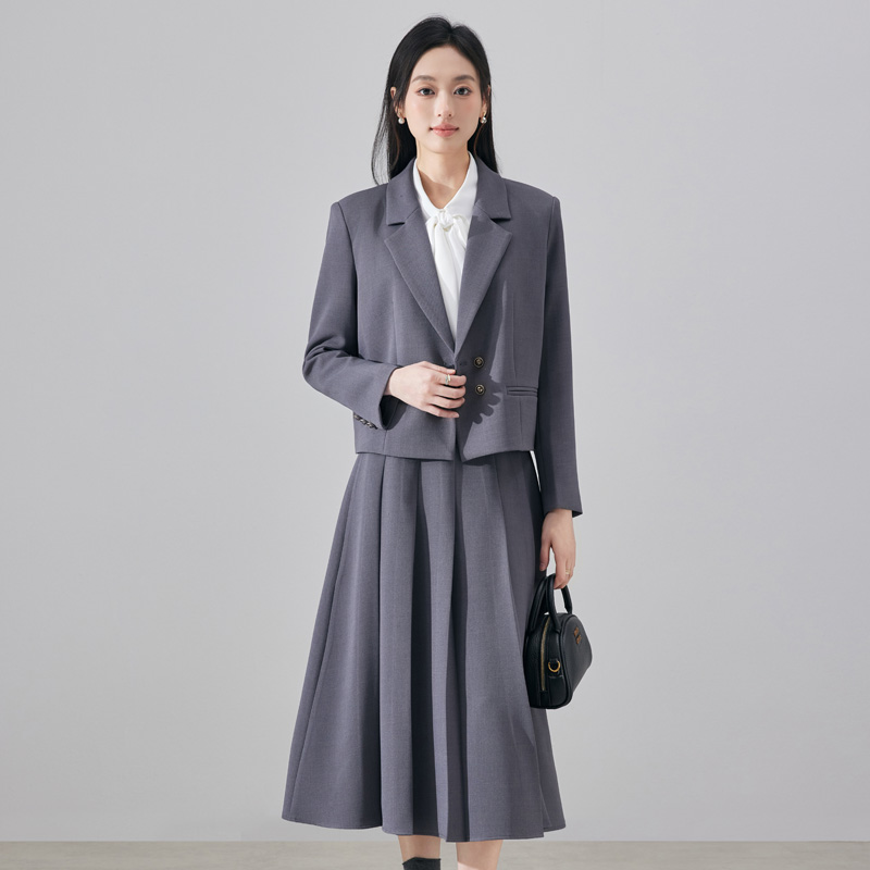 Short style suit for women in early autumn 2025, fashionable and simple temperament, goddess style commuting professional long sleeved suit