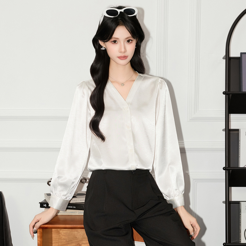 Advanced acetic acid satin purple shirt for women in early autumn 2025, new design with a niche temperament, V-neck shirt Advanced acetic acid satin purple shirt for women in early autumn 2025, new design with a niche temperament, V-neck shirt