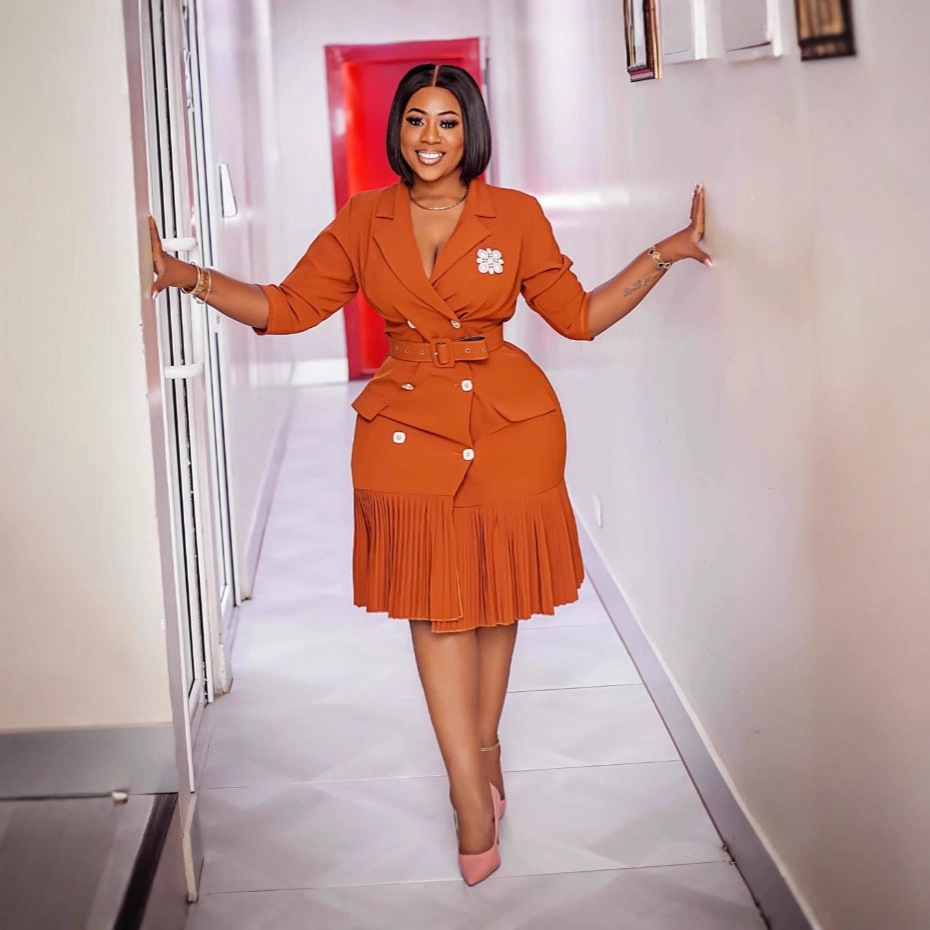 European and American plus size women's caramel color double breasted suit collar pleated skirt flower brooch belt commuting dress European and American plus size women's caramel color double breasted suit collar pleated skirt flower brooch belt commuting dress